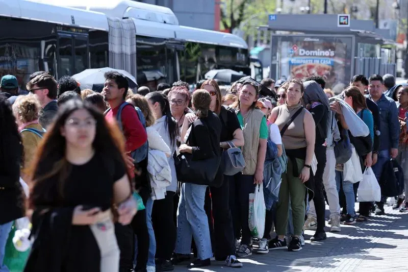 طابور طويل من الأشخاص ينتظرون في محطة حافلات في مدريد، وسط حالة من الارتباك بعد انقطاع التيار الكهربائي في إسبانيا.