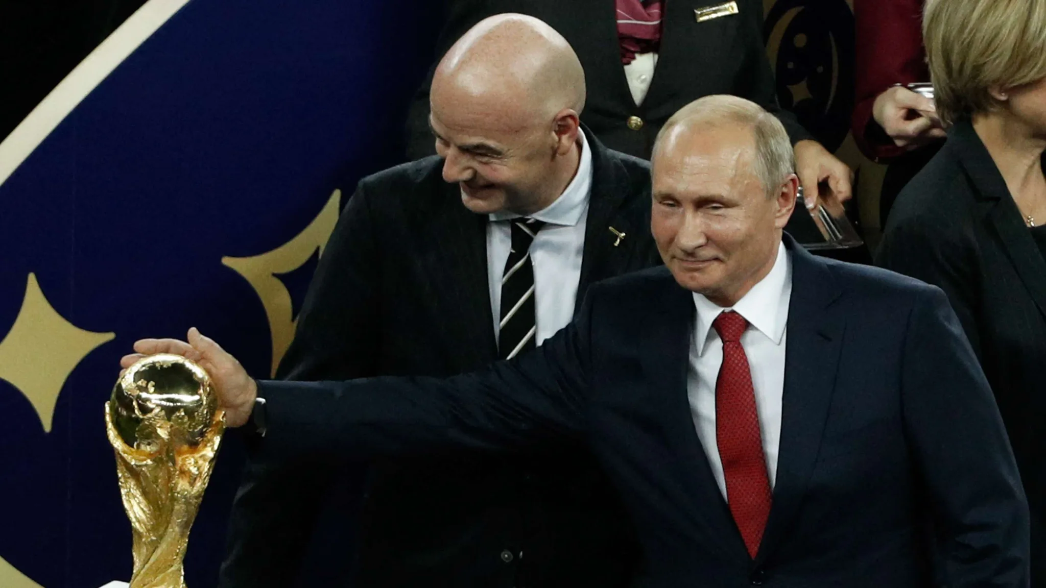 رئيس الفيفا جياني إنفانتينو مع الرئيس الروسي فلاديمير بوتين يحملان كأس العالم، في سياق تحقيقات أخلاقيات الفيفا عام 2016.