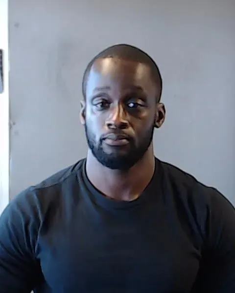 صورة لرجل يرتدي قميصًا أسود، يظهر بملامح جدية، في خلفية بسيطة، تعكس الأجواء الجادة للقضية المتعلقة بالجرائم في أتلانتا.