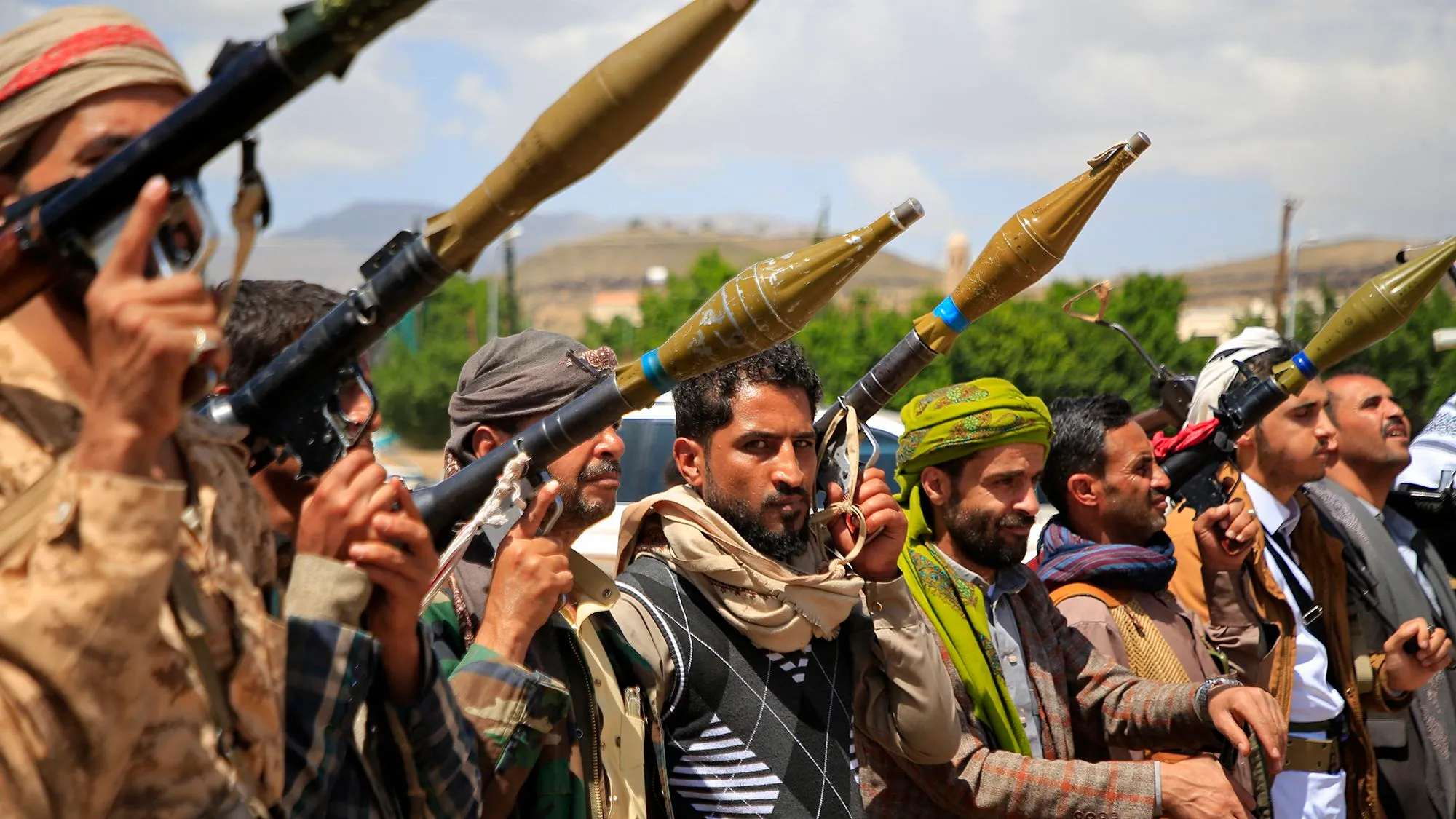 مسلحون حوثيون يحملون صواريخ آر بي جي في صف متراص، يعكس تصعيد الحوثيين وسيطرتهم على مضيق باب المندب الاستراتيجي في اليمن.