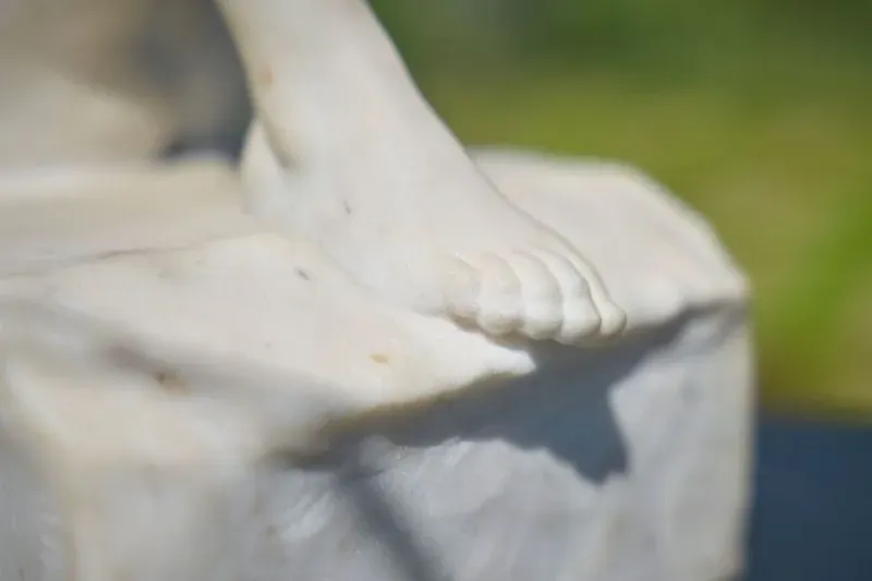 تفاصيل قريبة لقدم منحوتة "لو ديسبوار" للفنان أوغست رودان، المصنوعة من الرخام، والتي أعيد اكتشافها بعد 120 عامًا.