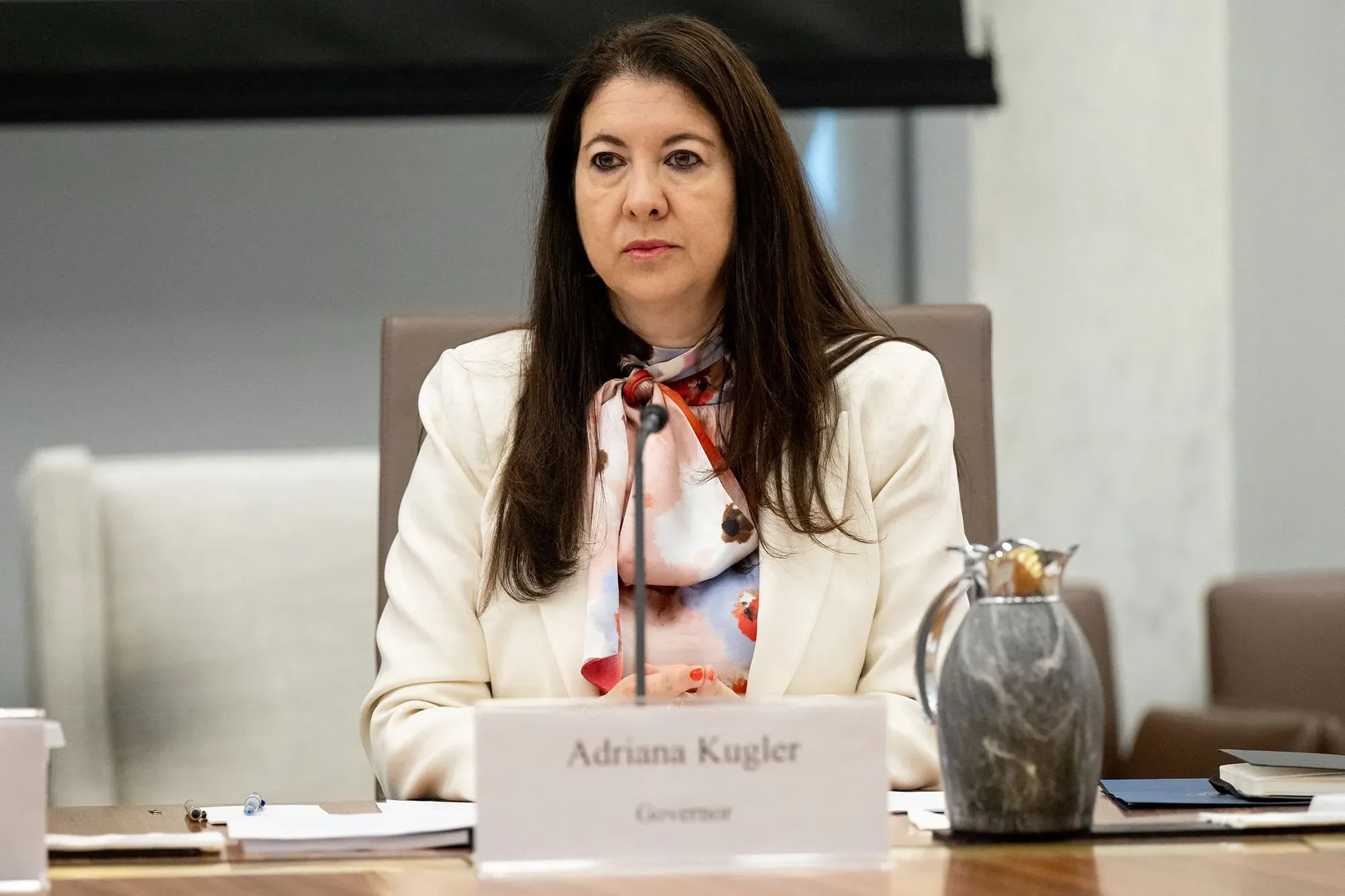 أدريانا كوغلر، عضو مجلس محافظي الاحتياطي الفيدرالي، خلال اجتماع رسمي، حيث أعلنت استقالتها قبل نهاية فترة ولايتها.