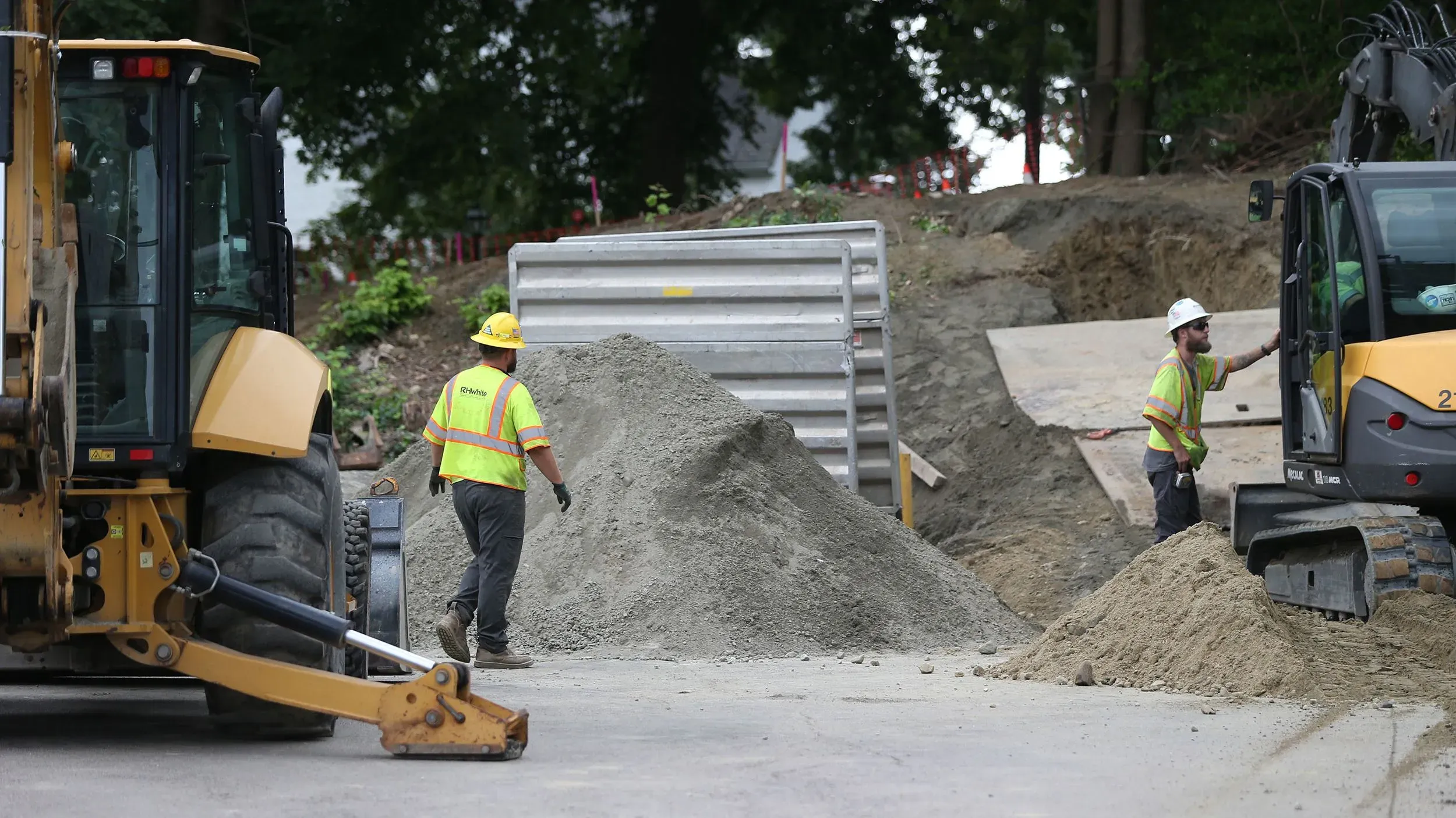 عمال يقومون بأعمال حفر في موقع بناء شبكة تدفئة حرارية أرضية في فرامنغهام، ماساتشوستس، لتحسين كفاءة الطاقة وتقليل التكاليف.