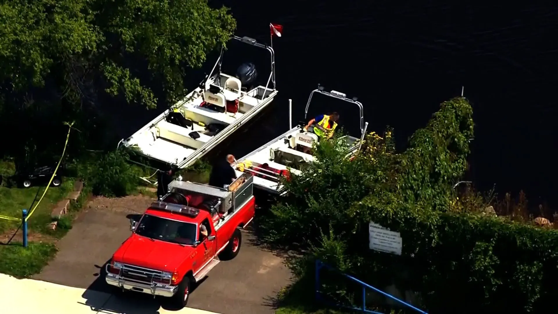 صورة تظهر قاربين على ضفاف نهر المسيسيبي مع وجود رجال يقومون بعمليات بحث، في سياق اكتشاف سيارة قديمة تحتوي على بقايا بشرية.