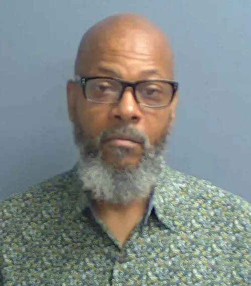 صورة لرجل مسن يرتدي نظارات وقميص مزخرف، يظهر تعبيره الجاد. تتعلق القصة بحادث إطلاق نار مأساوي في لويزيانا.