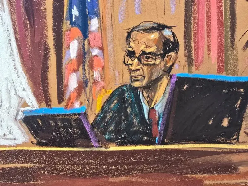 القاضي آرون سوبرامانيان أثناء جلسة محاكمة شون كومبس، مع العلم الأمريكي خلفه، وسط أجواء قانونية رسمية.