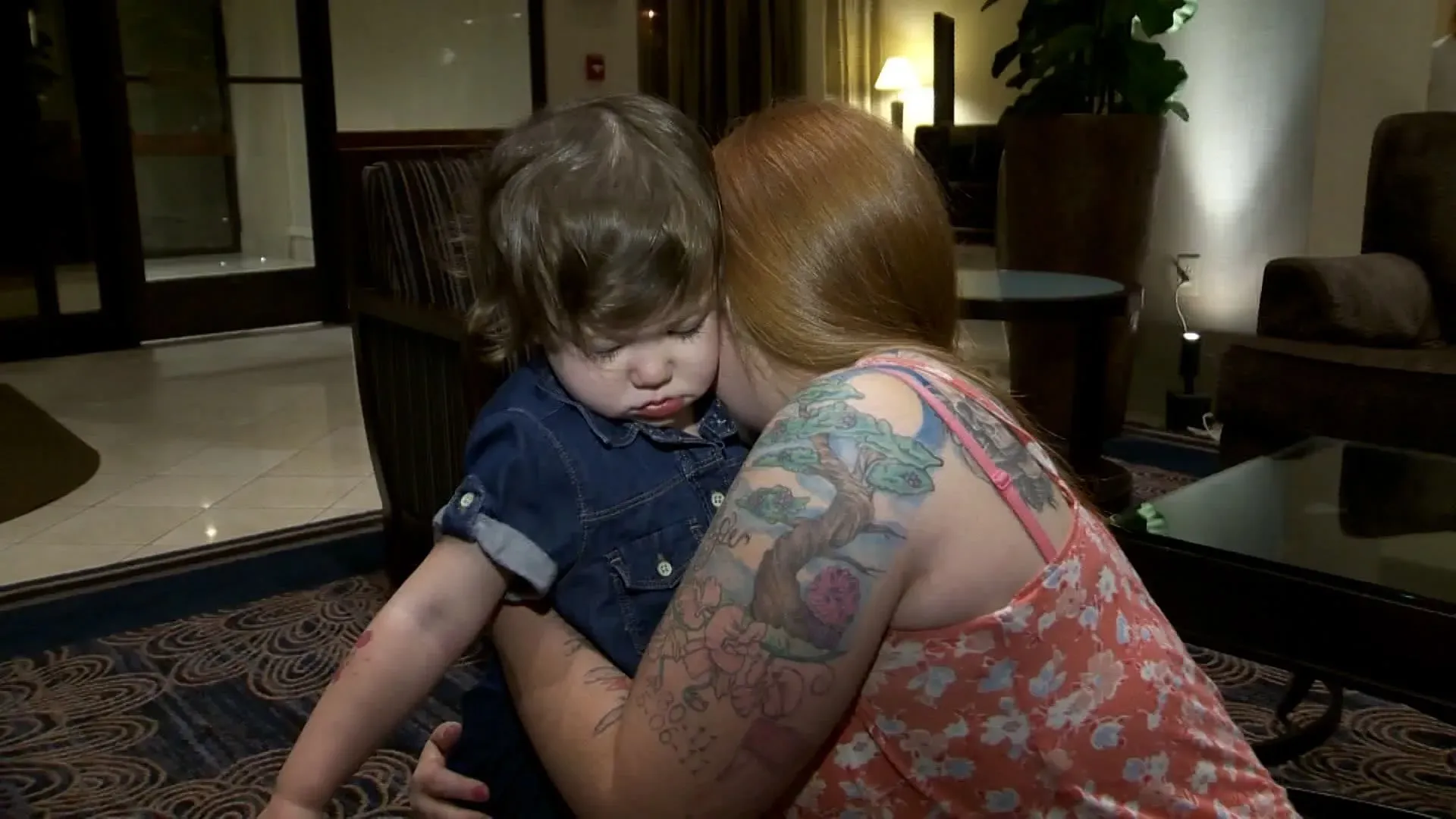 أديسون ماك آرثر، فتاة تحتفل بعيد ميلادها الرابع عشر، تحتضن والدتها في مكان عام، تعبيرًا عن الامتنان للحياة بعد زراعة القلب.