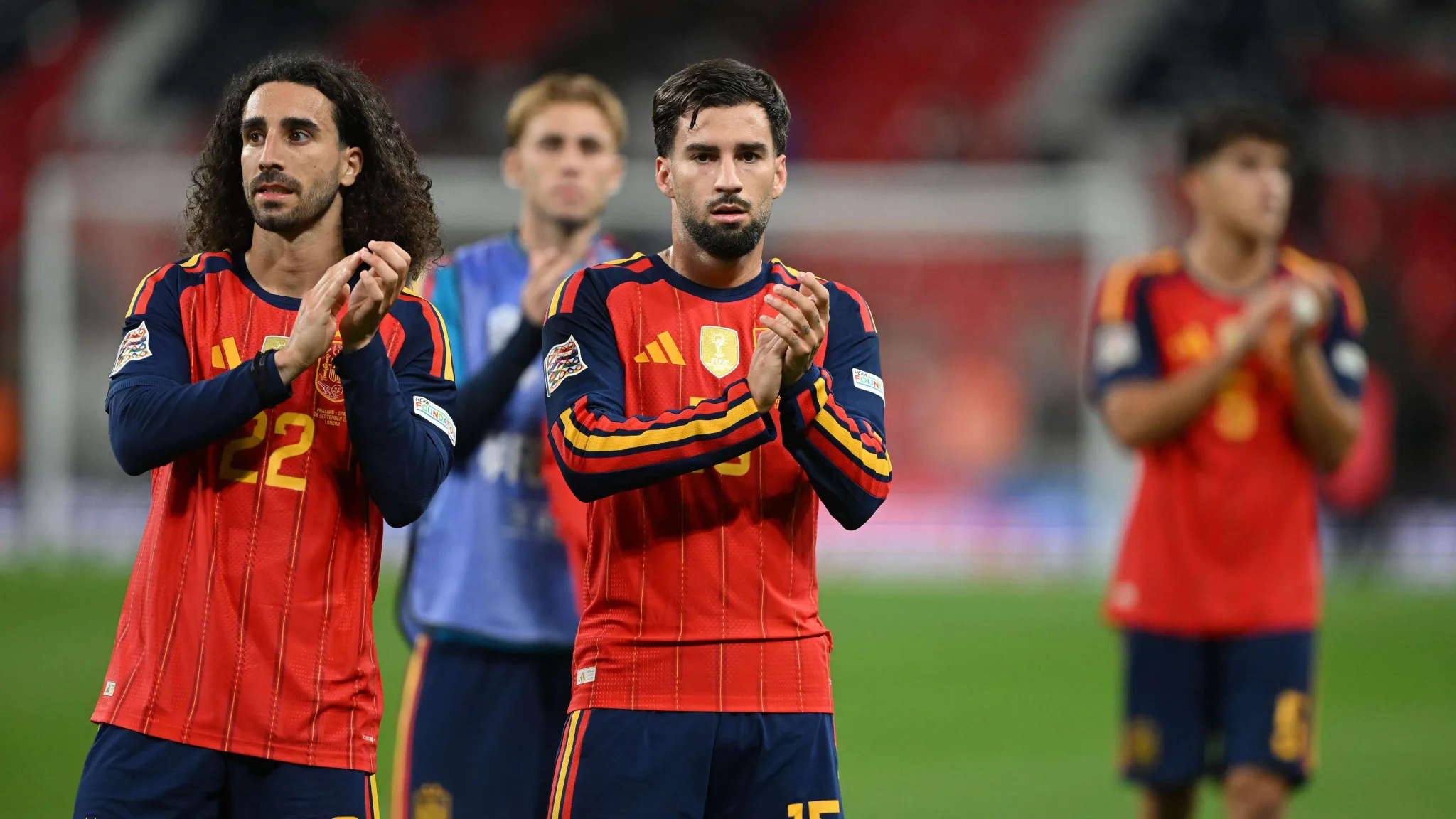 لاعبو منتخب إسبانيا لكرة القدم يصفقون بعد الفوز على إنجلترا في ملعب ويمبلي، مع تحقيق رقم قياسي في تصنيف الفيفا.