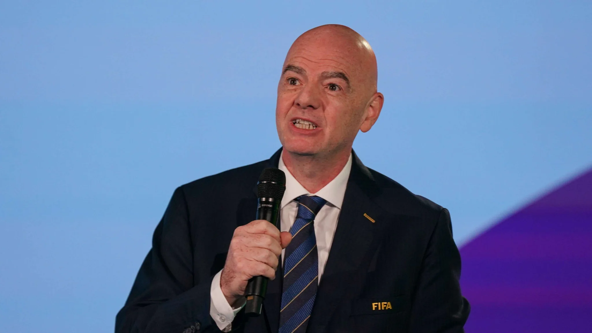 رئيس الفيفا جياني إنفانتينو يتحدث خلال مؤتمر صحفي وسط أزمة مقاطعة UEFA ورفض دعم إيطاليا لترشحه في انتخابات مارس.