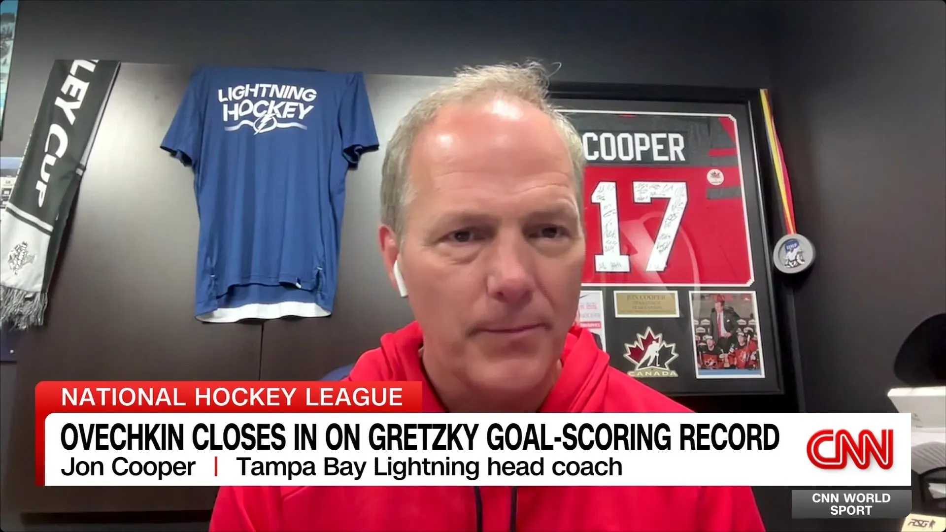 مدرب فريق تامبا باي لايتنينغ، جون كوبر، يتحدث عن اقتراب أليكس أوفيتشكين من كسر رقم واين جريتسكي القياسي في تسجيل الأهداف.