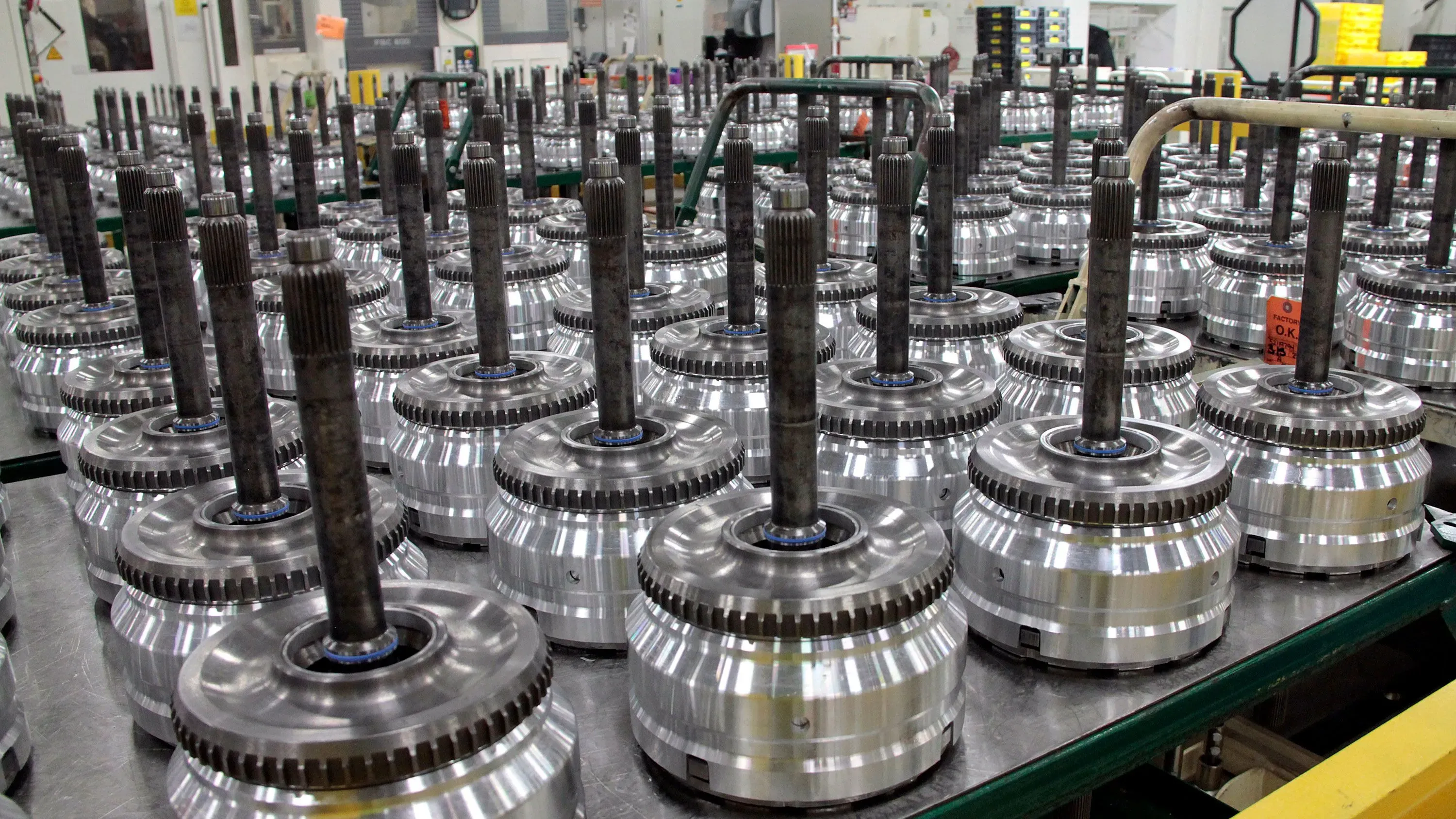 قطع غيار ناقل الحركة تُعرض في مصنع ستيلانتيس، حيث يتأثر العمل بسبب الرسوم الجمركية على السيارات المستوردة.