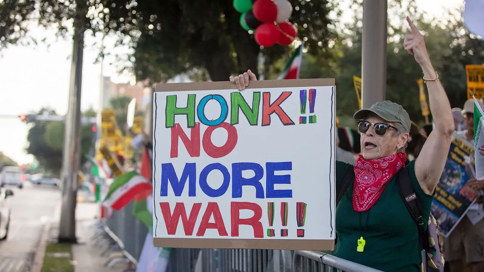 امرأة تحمل لافتة مكتوب عليها "لا مزيد من الحرب" خلال احتجاج ضد الضربات العسكرية في إيران، تعبر عن مشاعر الرفض من قبل العديد من الأمريكيين.