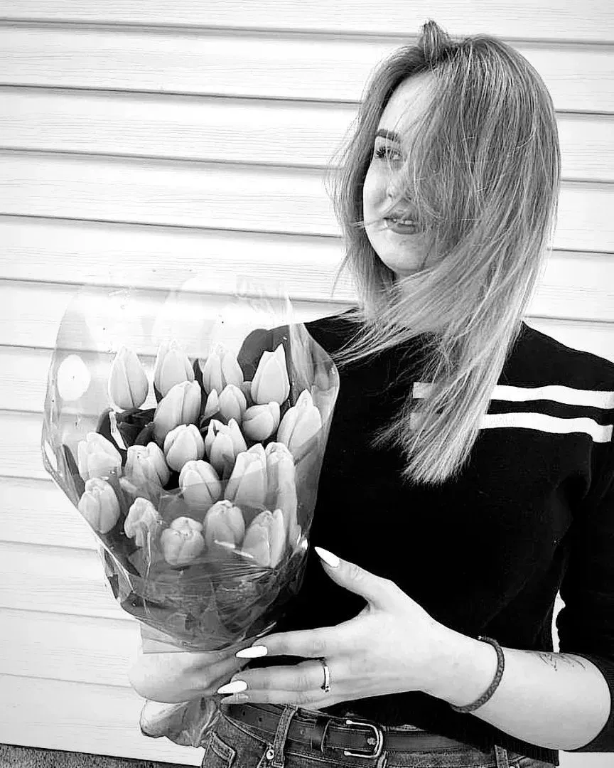 ديانا كوشيك، الشابة البالغة من العمر 23 عامًا، تحمل باقة من زهور التوليب، تعبيرًا عن الأمل قبل حملها المهدد.