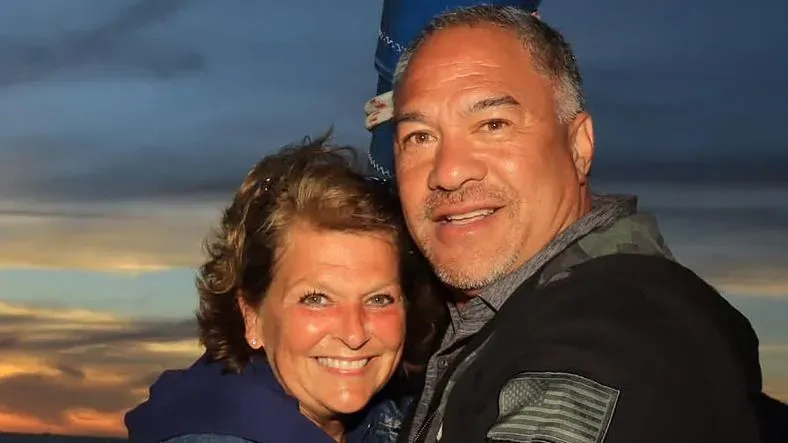 زوجان مبتسمان في صورة تذكارية، يظهران في أجواء طبيعية جميلة، يمثلان حالة احتجاز في المكسيك بسبب نزاع حول خدمات فندقية.