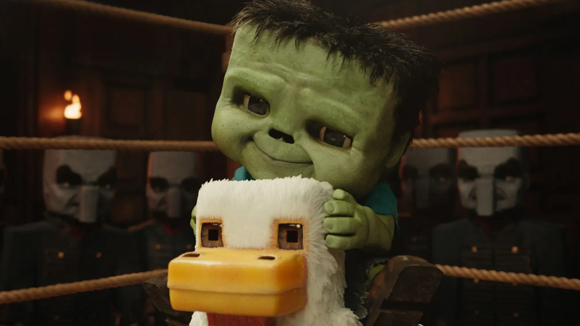 شخصية خيالية ذات ملامح خضراء تمتطي دجاجة في مشهد من فيلم "فيلم ماين كرافت"، مع مشاهد خلفية لمجموعة من الشخصيات.