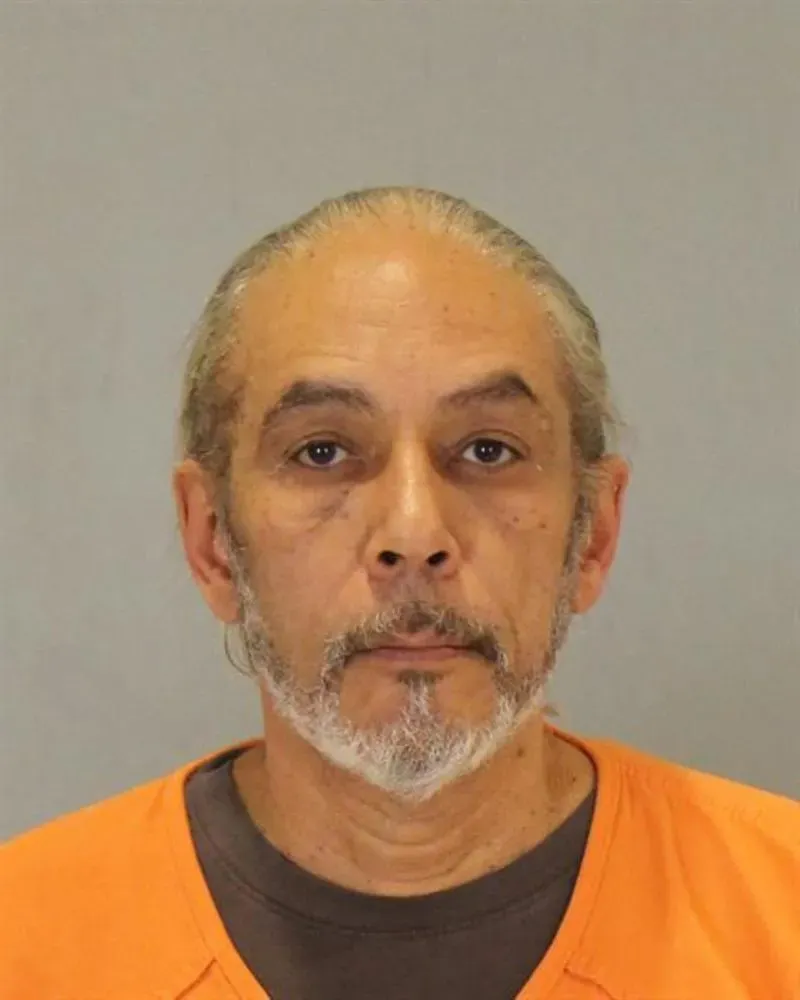 عبد الملك حسين، المشتبه به في قضية قتل قديمة، يظهر في صورة أثناء اعتقاله. القضية تتعلق بوفاة ديروشيا ماثيوز وابنها كمال.