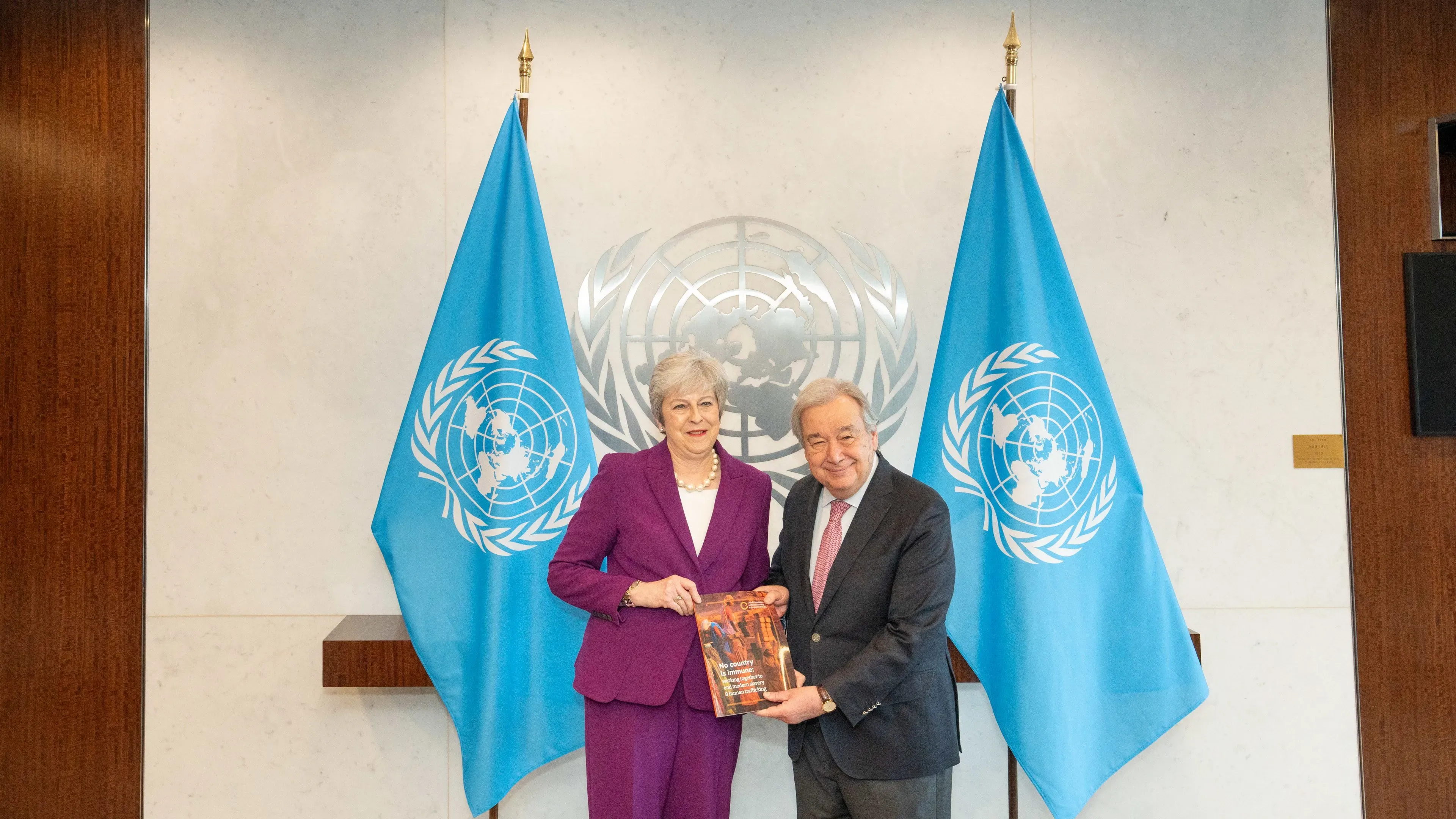 تسليم بارونة تيريزا ماي، رئيسة اللجنة العالمية المعنية بالرق الحديث، تقريرًا للأمين العام للأمم المتحدة أنطونيو غوتيريش حول العبودية الحديثة.