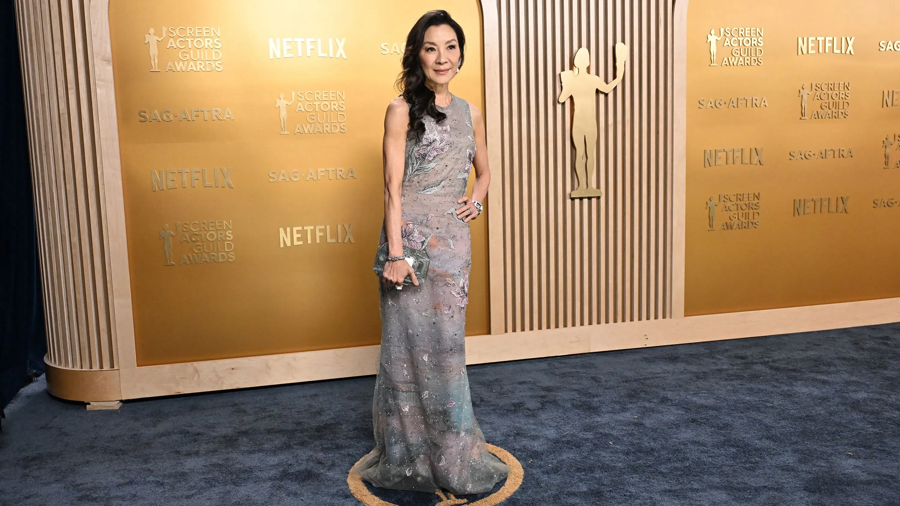 تظهر ميشيل يوه بفستان أنيق من تصميم أرماني في حفل توزيع جوائز SAG 2025، مما يلهم أمًا لاستعارة الفستان لزفاف ابنتها.