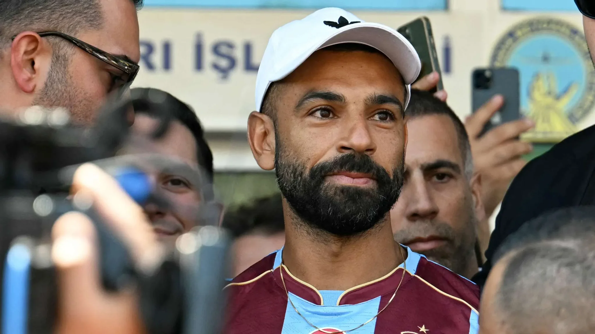 محمد صلاح يرتدي قميص Trabzonspor الجديد وسط حشد من الإعلام والجماهير في أول ظهور له بالدوري التركي.