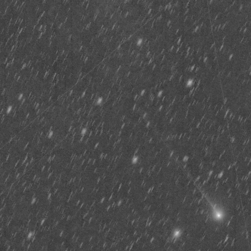 بقايا المذنب C/2025 F2 (SWAN) تظهر في السماء، بعد التفكك، مع سحابة غبار متبقية مرئية لمراقبي السماء في نصف الكرة الشمالي.