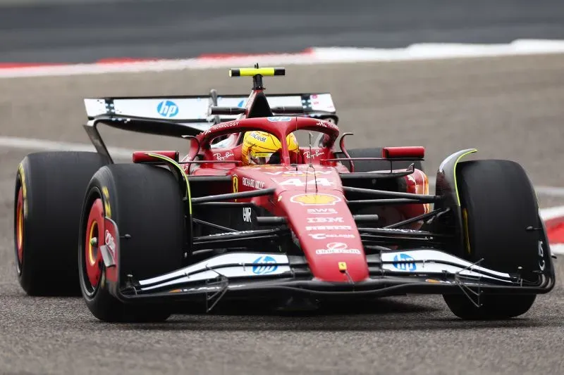 هاميلتون يقود سيارة فيراري F40 خلال أول يوم له مع الفريق، مع خلفية مزرعة إنزو فيراري، مستعداً لموسم 2025.