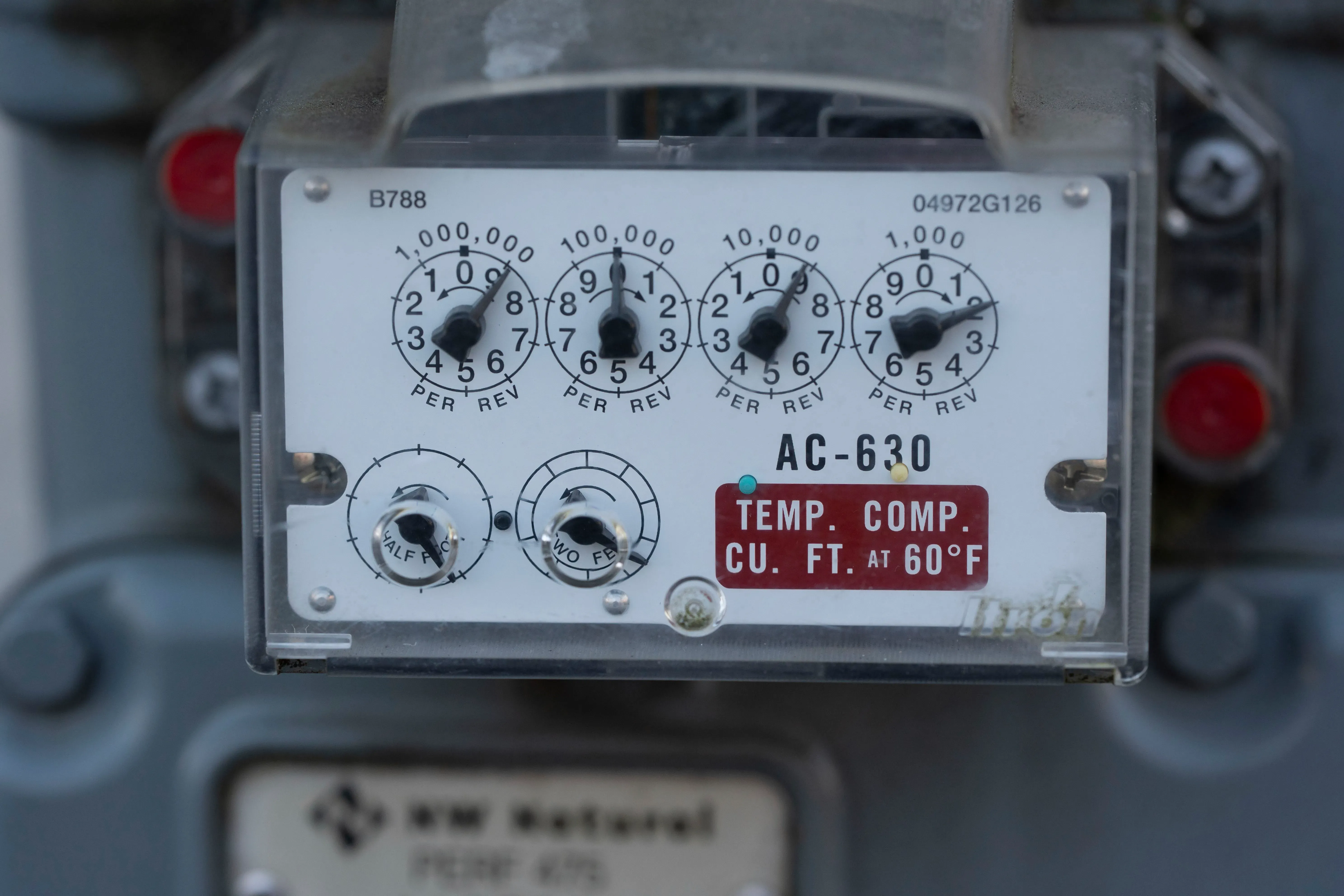 عداد الغاز الطبيعي يظهر الأرقام الخاصة بالاستهلاك، مما يعكس تأثير ارتفاع الأسعار على تكاليف التدفئة في الشتاء.