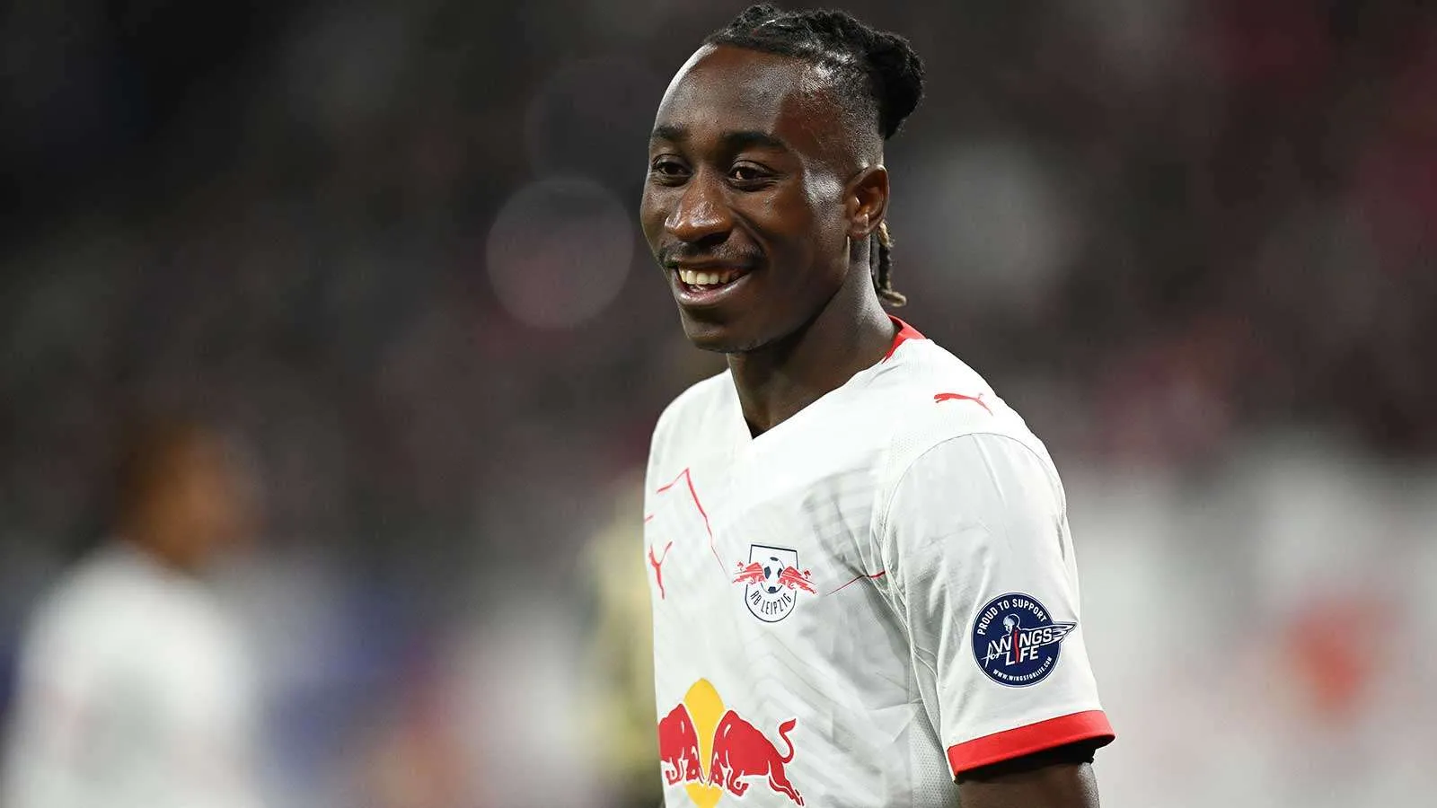 يان ديوماند لاعب كرة قدم إيفواري مبتسم يرتدي زي فريق لايبزيغ الألماني قبل انتقاله إلى ريال مدريد في سوق الانتقالات الصيفية 2026.