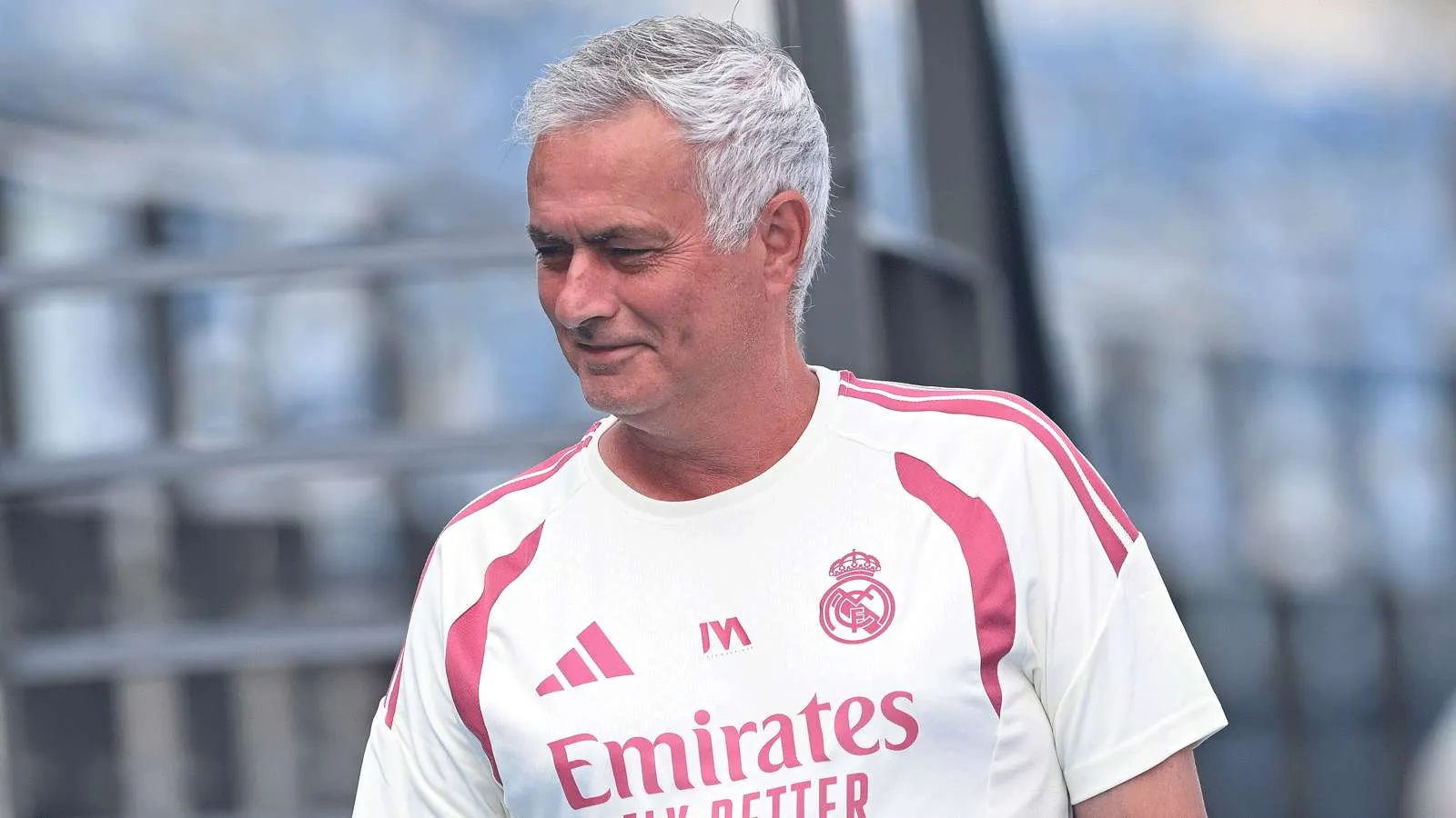 جوزيه مورينيو مدرب ريال مدريد يرتدي زي الفريق التدريبي خلال تدريبات الفريق استعدادًا للموسم الجديد.