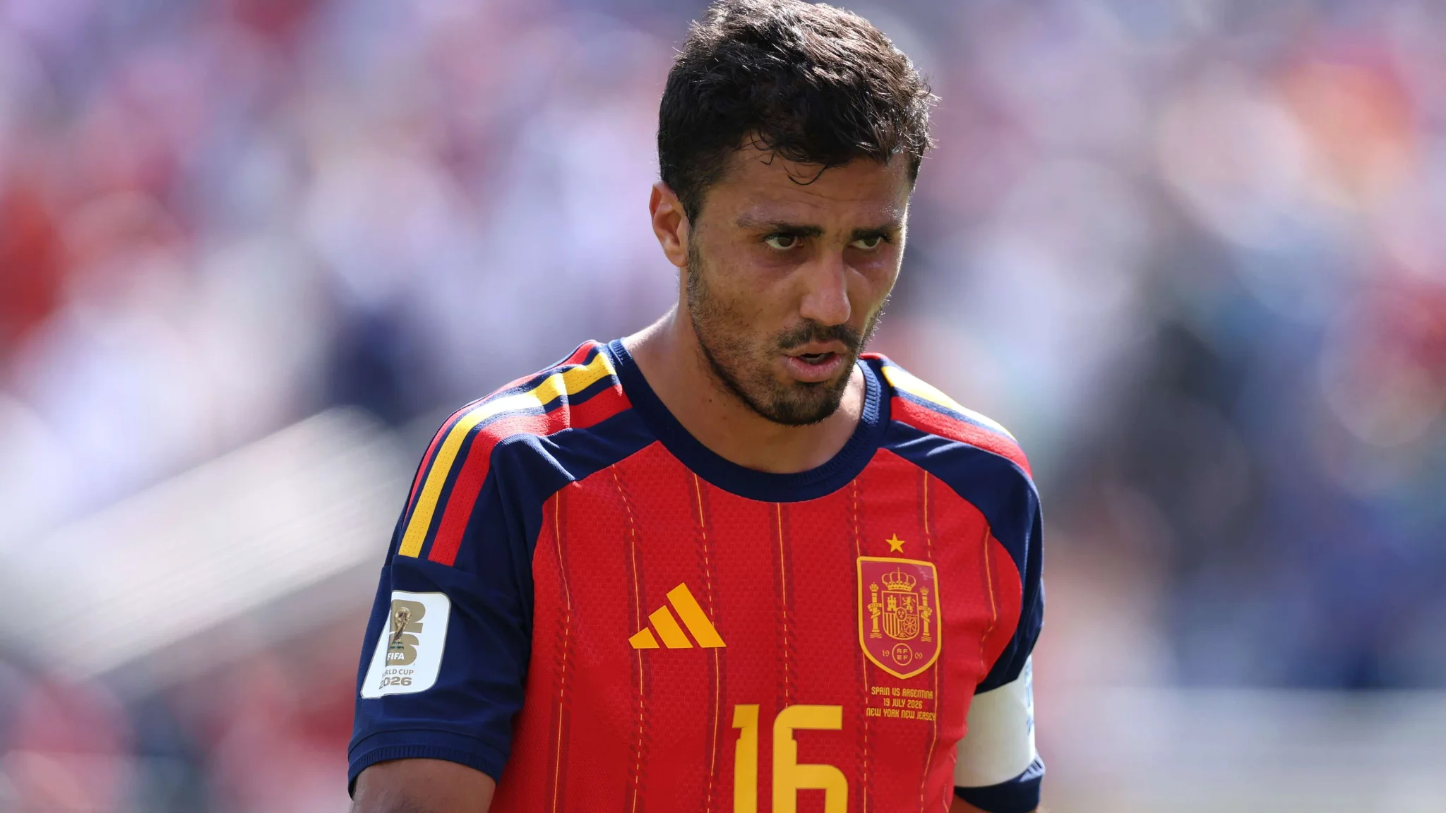 رودري قائد منتخب إسبانيا يرتدي قميص البطولة رقم 16 خلال كأس العالم 2026 مع احتمالات انتقاله إلى ريال مدريد.