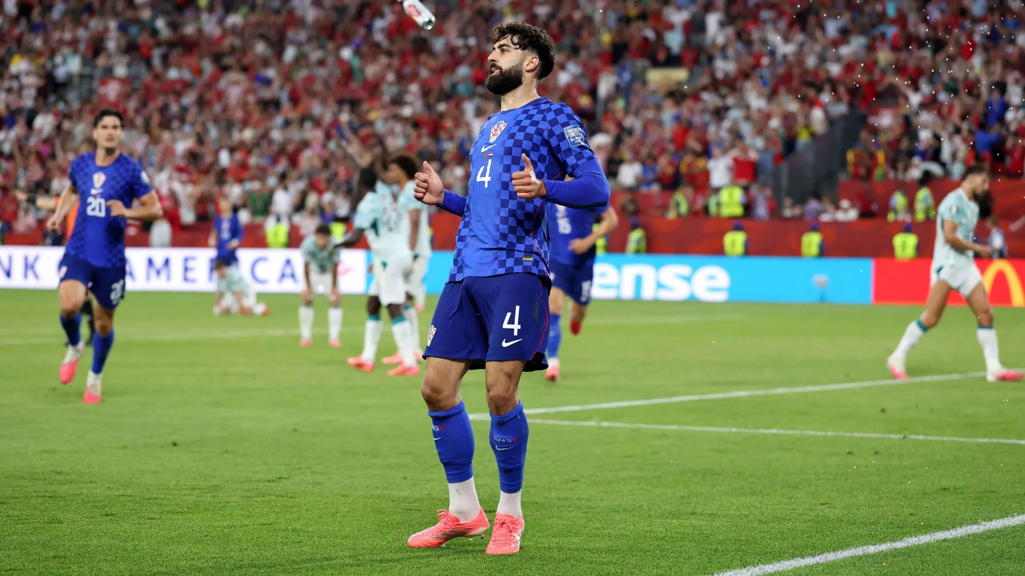 لاعب كرواتي يرتدي القميص الأزرق يحتفل بهدف ملغى في مباراة مثيرة ضد البرتغال خلال كأس العالم 2026، وسط جدل تحكيمي كبير.