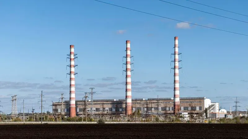 محطة كهرباء في ترانسنيستريا، تظهر الأبراج المدخنة الثلاثة، تعكس أزمة الطاقة التي تواجه المنطقة بسبب نقص الغاز الروسي.