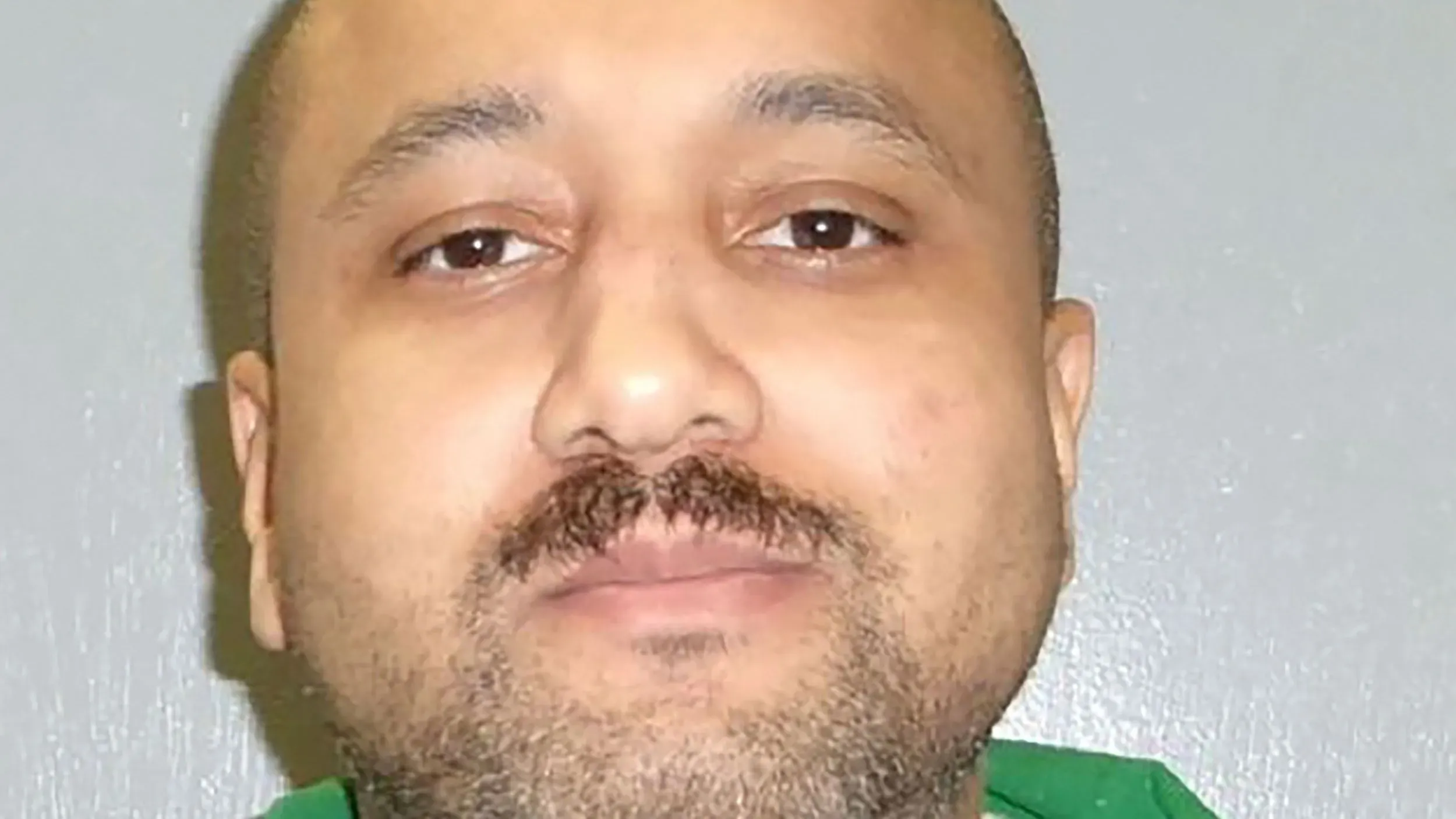 ميكال مهدي، السجين المحكوم بالإعدام، يظهر في صورة قريبة، مع تعبير هادئ، حيث يستعد لتنفيذ حكم الإعدام رمياً بالرصاص في 11 أبريل.