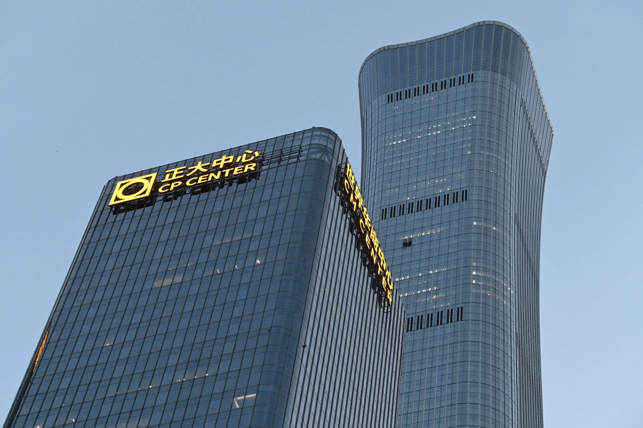 تحطم طائرة صغيرة على برج CITIC في بكين، مما أدى لمقتل الطيار وإصابة 13 آخرين، مع تساقط الحطام على الشوارع المحيطة.