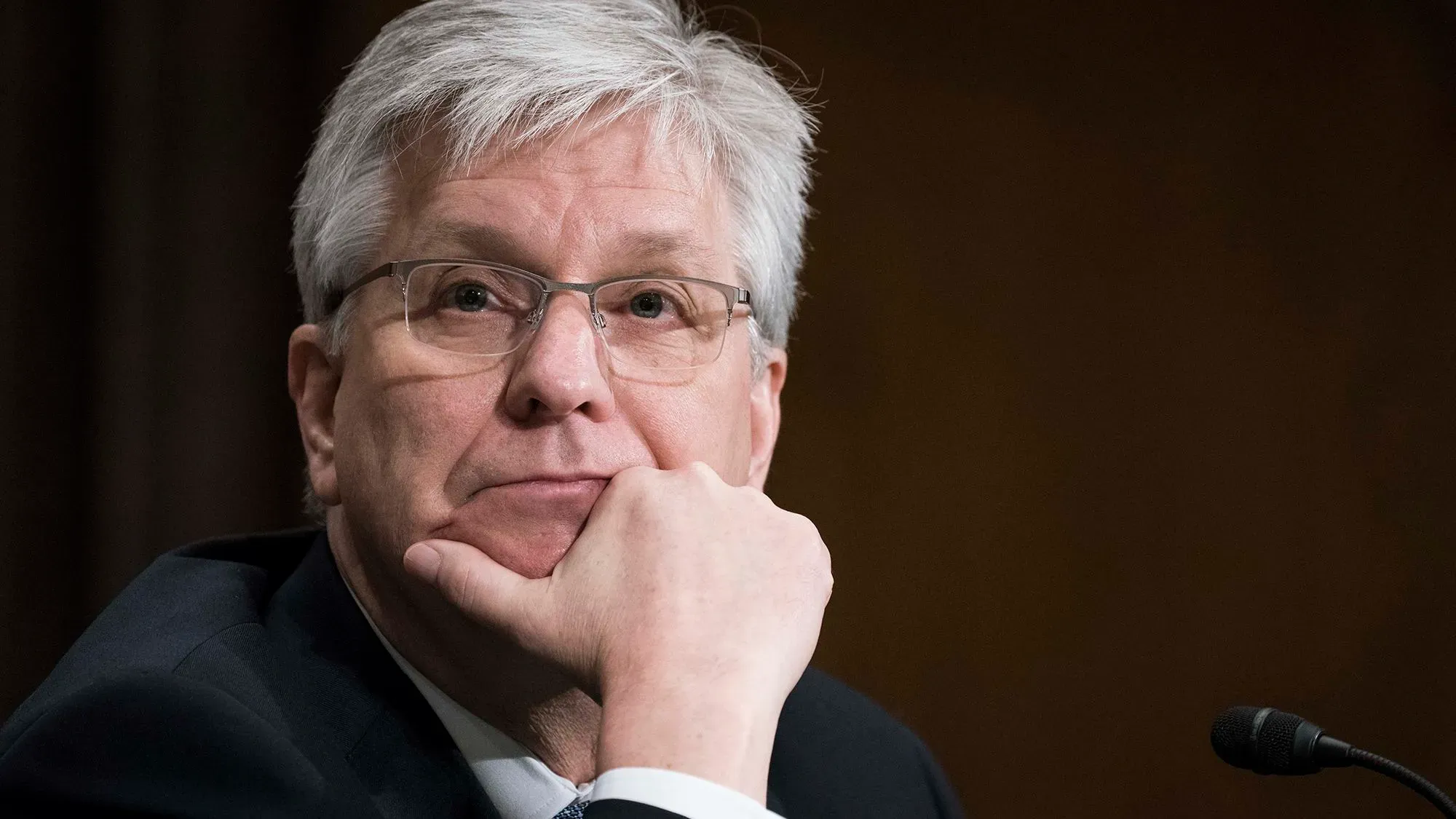 محافظ الاحتياطي الفيدرالي كريستوفر والر يتحدث بجدية، مع التركيز على أهمية خفض أسعار الفائدة لدعم سوق العمل الأمريكي.