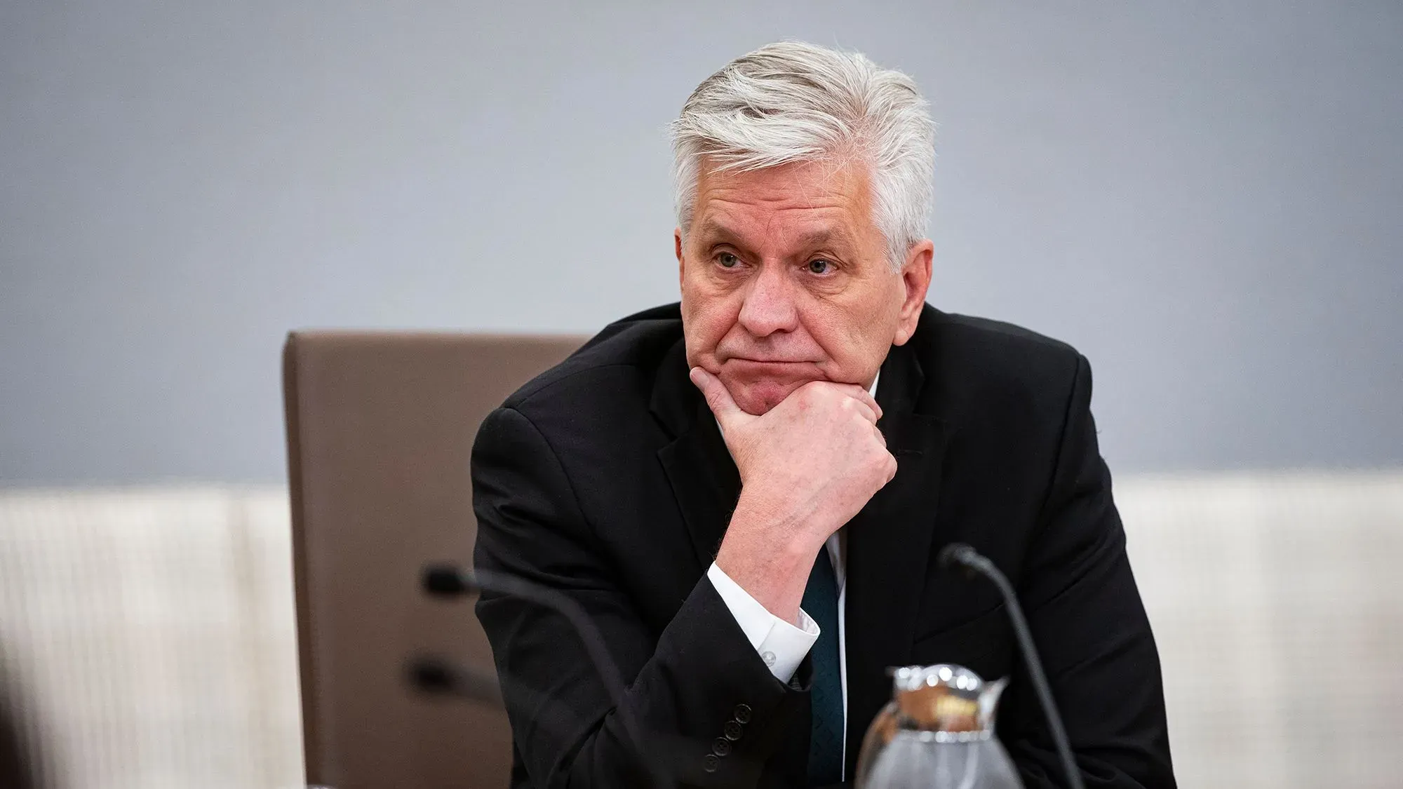 كريستوفر والر، عضو مجلس محافظي الاحتياطي الفيدرالي، يتحدث بجدية حول تخفيض أسعار الفائدة وتأثير الرسوم الجمركية.