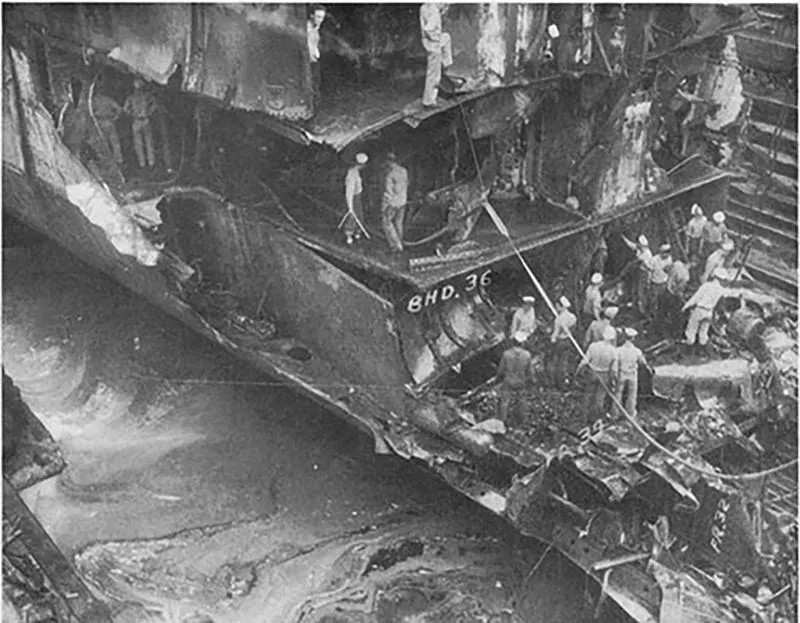 تظهر الصورة طاقم السفينة "يو إس إس نيو أورليانز" أثناء إجراء إصلاحات على مقدمتها المتضررة بعد معركة تاسافارونجا في الحرب العالمية الثانية.