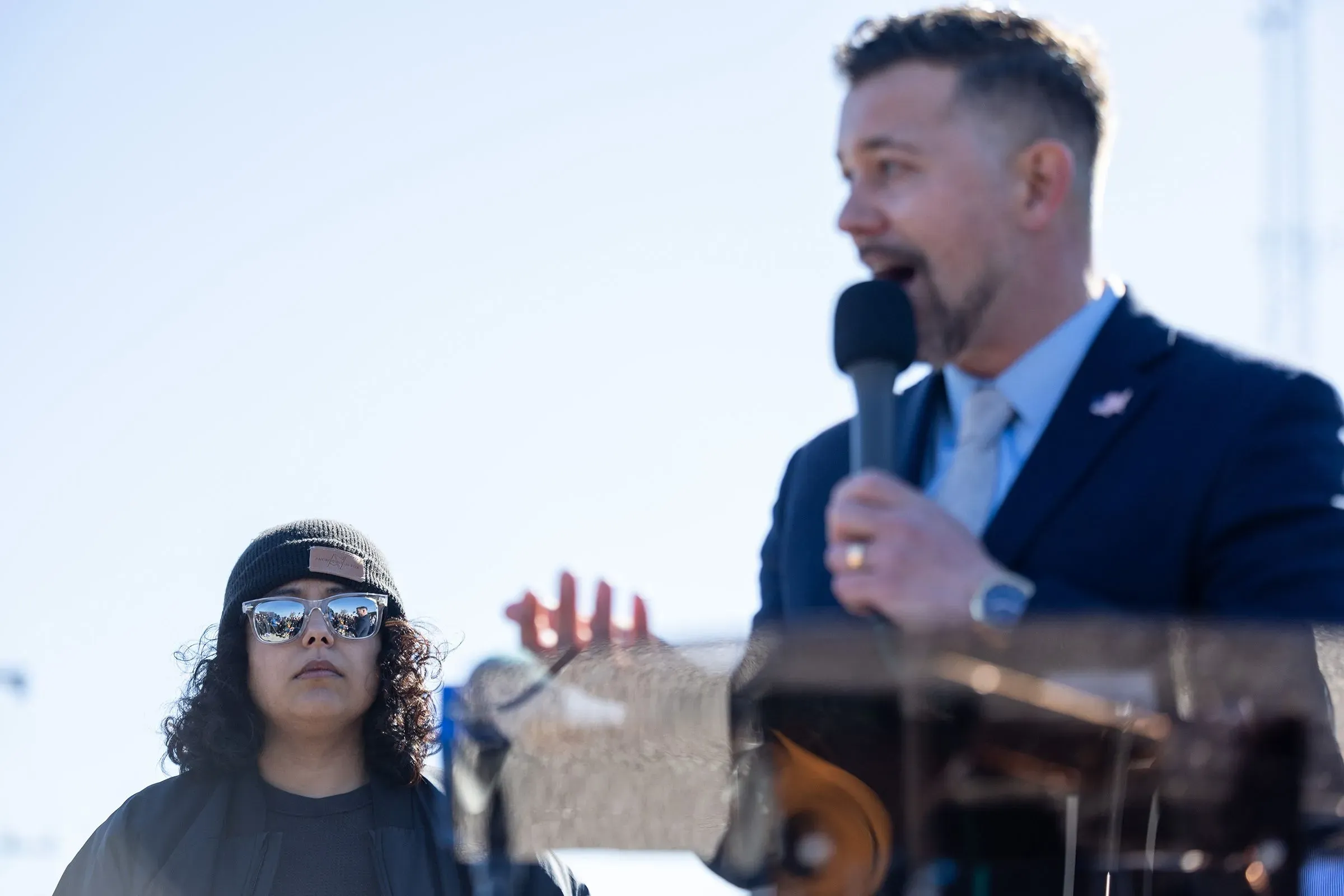 سنداس ناقفي، مواطنة أمريكية من أصل باكستاني، تظهر في مؤتمر صحفي مع المفوّض كيفن موريسون، تتحدث عن تجربتها مع دائرة الهجرة.