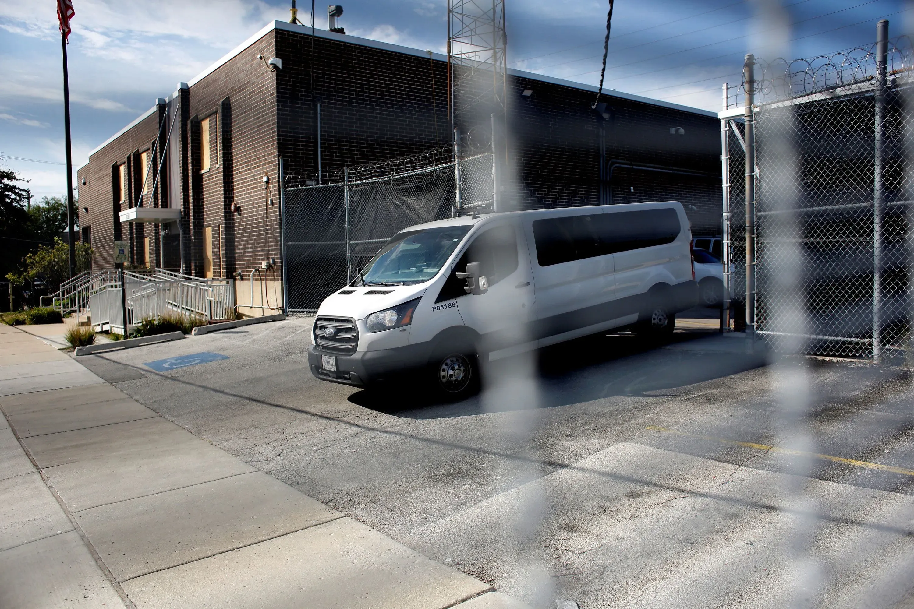 مركز احتجاز في شيكاغو يظهر فيه شاحنة بيضاء متوقفة أمام سياج، في سياق قصة احتجاز Sundas Naqvi من قبل دائرة الهجرة.