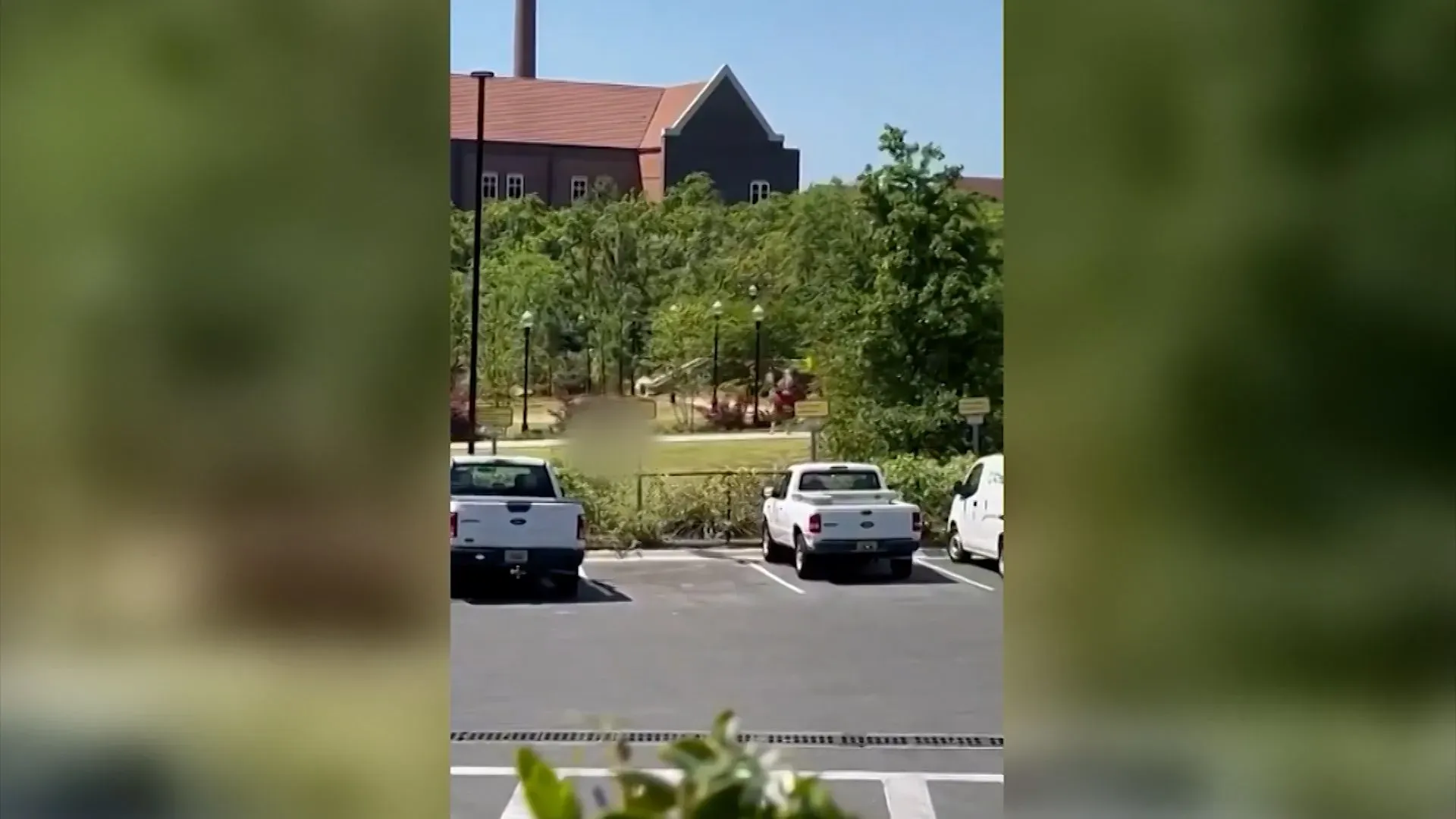 طلاب يركضون في حالة من الذعر في حرم جامعة ولاية فلوريدا بعد سماع إطلاق نار، مع وجود سيارات شرطة في الخلفية.