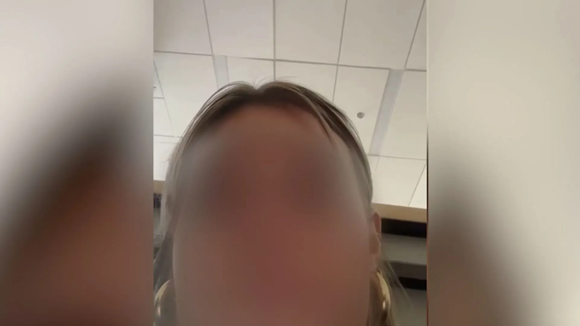 طلاب مختبئون تحت المكاتب في فصل دراسي خافت الإضاءة، يتبادلون الرسائل مع أحبائهم أثناء حالة الطوارئ في جامعة ولاية فلوريدا.