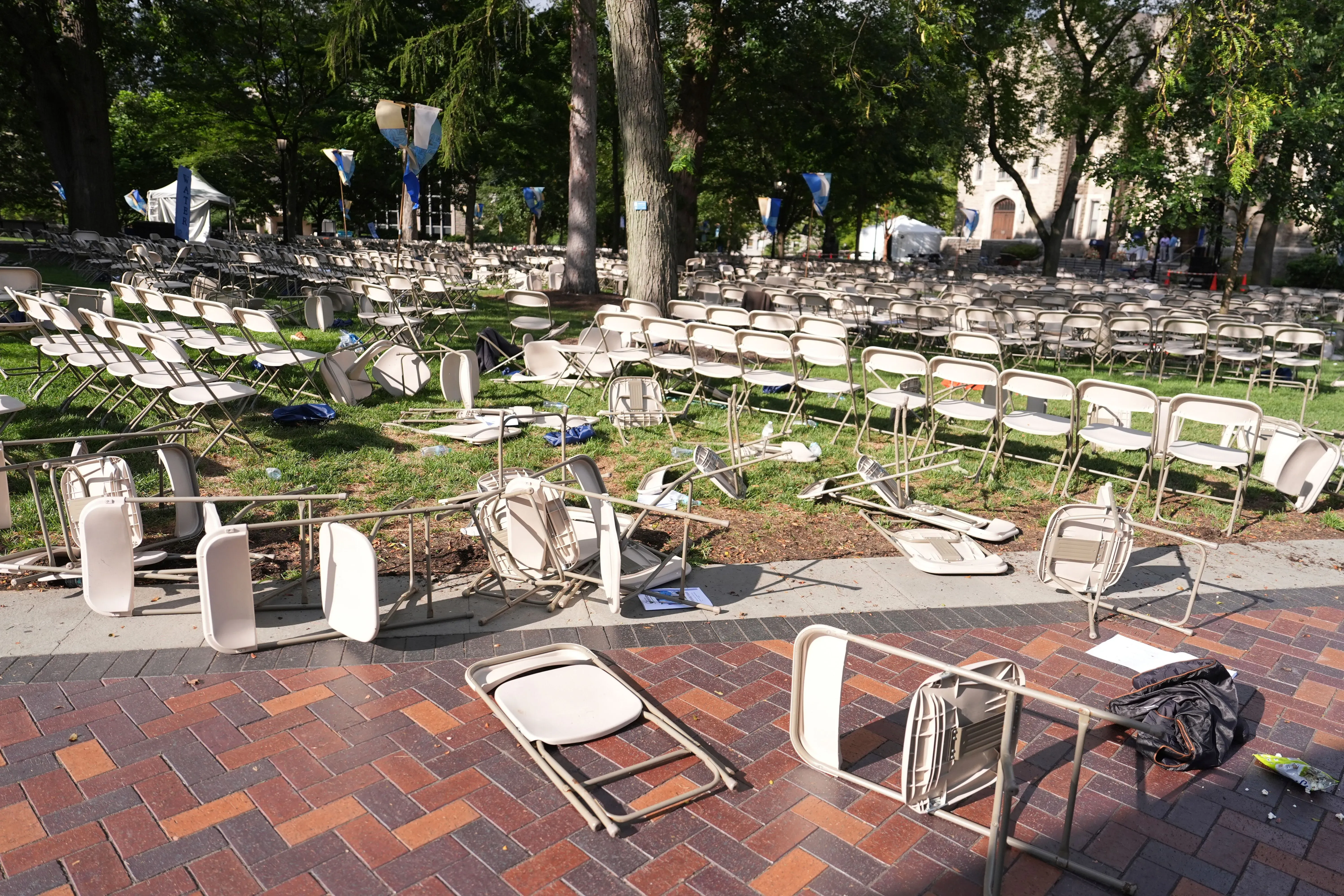 فوضى في ساحة جامعة، مع كراسي مقلوبة ومبعثرة على الأرض، تعكس حالة الذعر بعد تقارير عن مطلق نار نشط.