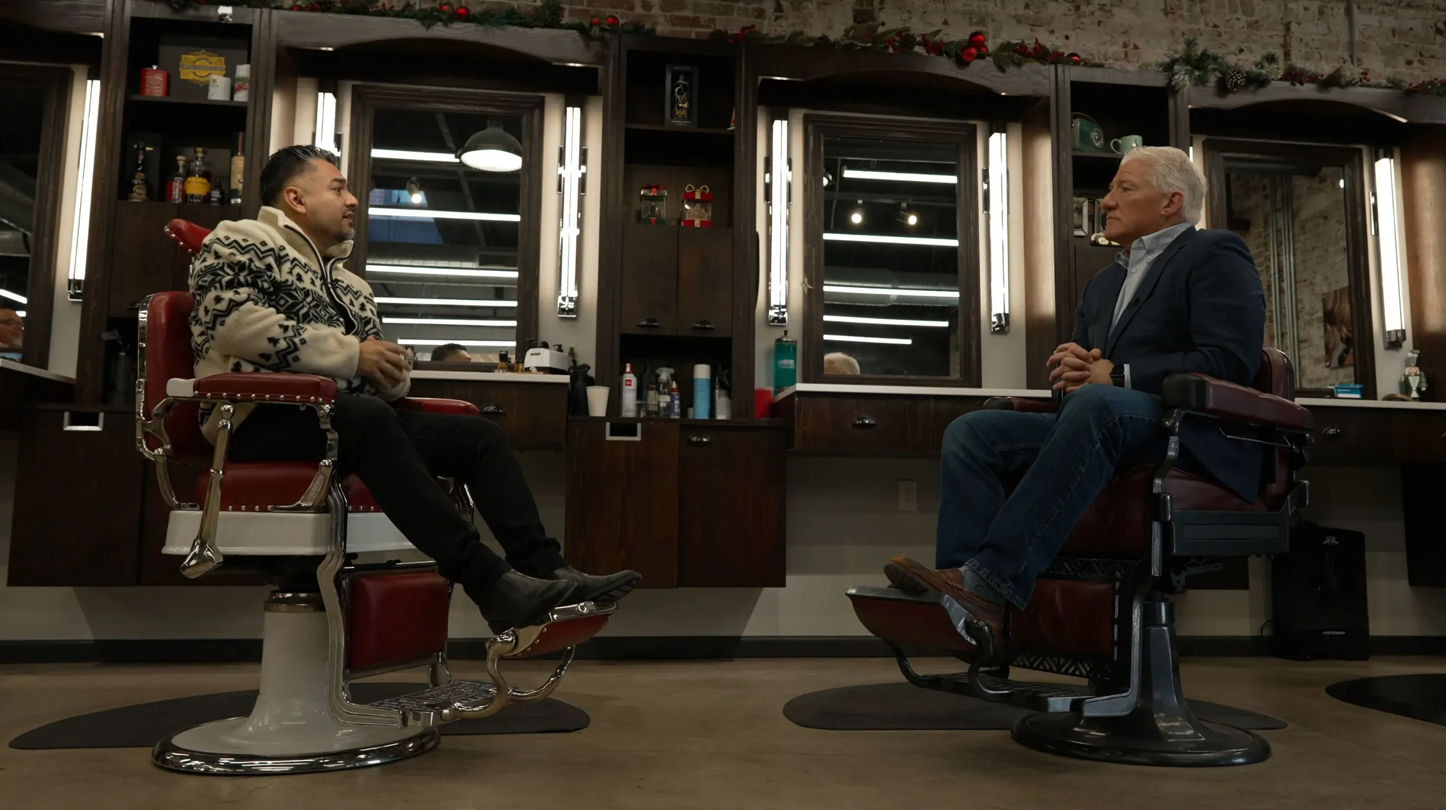 مقابلة في صالون حلاقة، حيث يجلس رجلان يتبادلان الحديث حول التحديات الاقتصادية في وادي ليهاي وتأثيرها على الحياة اليومية.