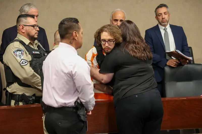 عانقت يولاندا تيناجيرو المسلح باتريك كروسيوس في قاعة المحكمة، معبرة عن التسامح بعد فقدان شقيقها في الهجوم العنصري في وول مارت.