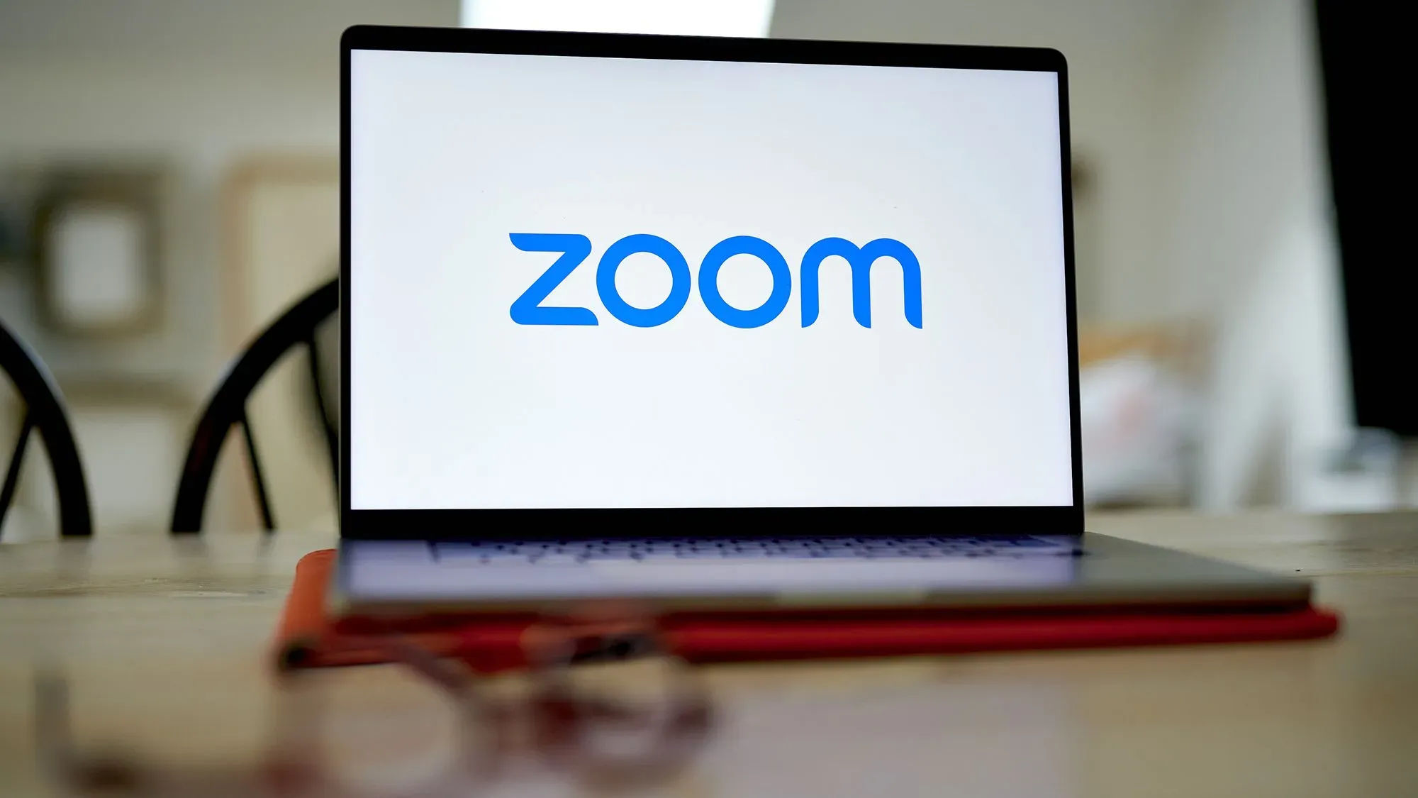 شاشة كمبيوتر محمول تعرض شعار Zoom، في سياق انقطاع الخدمة الذي أثر على المستخدمين يوم الأربعاء.