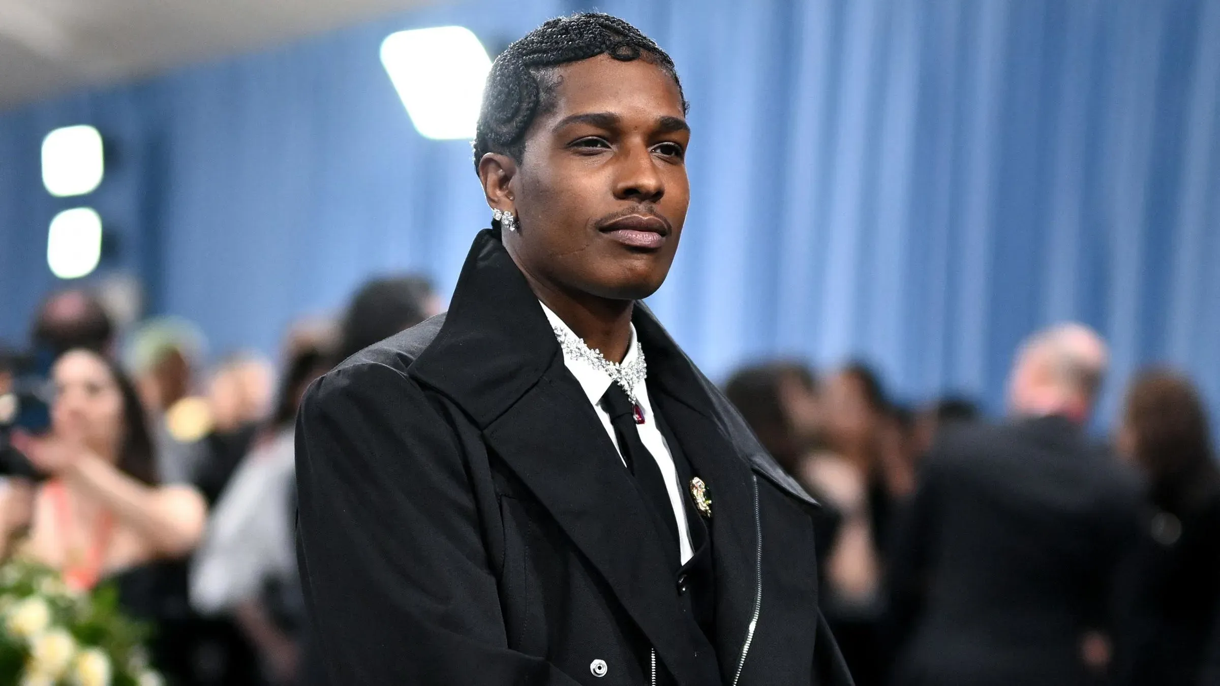 A$AP Rocky يتألق في حفل الميت غالا، حيث يشارك في فيلم "أعلى مستوى 2 أدنى" مع دينزل واشنطن ويعبر عن شغفه بالتمثيل.