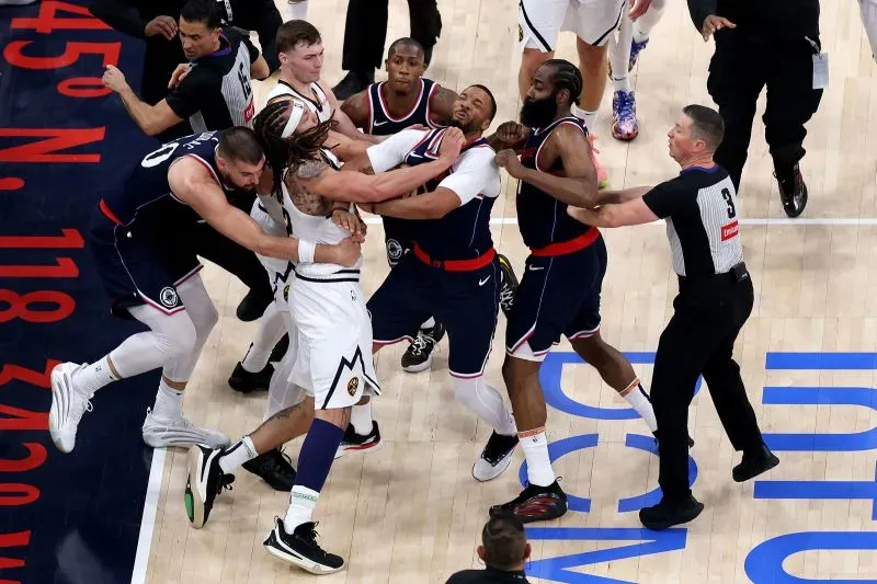 اشتباك بين لاعبي دنفر ناجتس ولوس أنجلوس كليبرز أثناء مباراة حماسية، مع تدخل الحكام وسط توتر واضح بين الفرق.