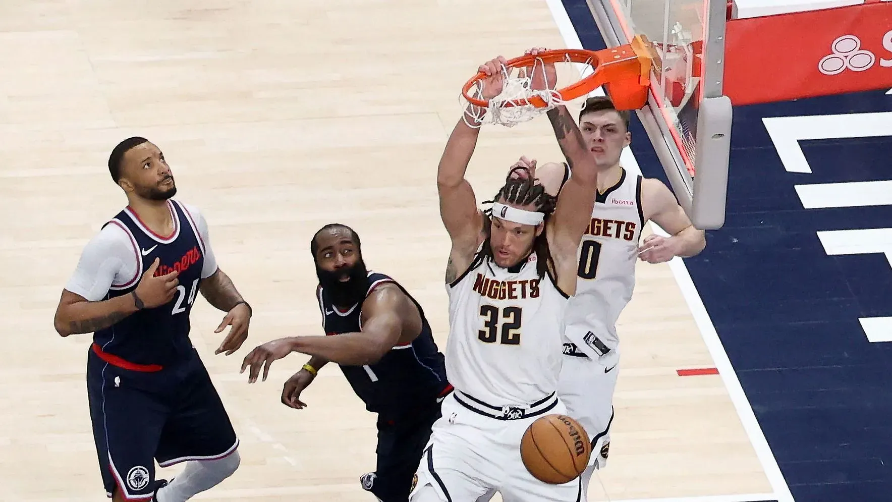 آرون جوردون يسجل ضربة دونك مثيرة في مباراة دنفر ناجتس ضد لوس أنجلوس كليبرز، مما يحقق فوزاً تاريخياً في البلاي أوف.