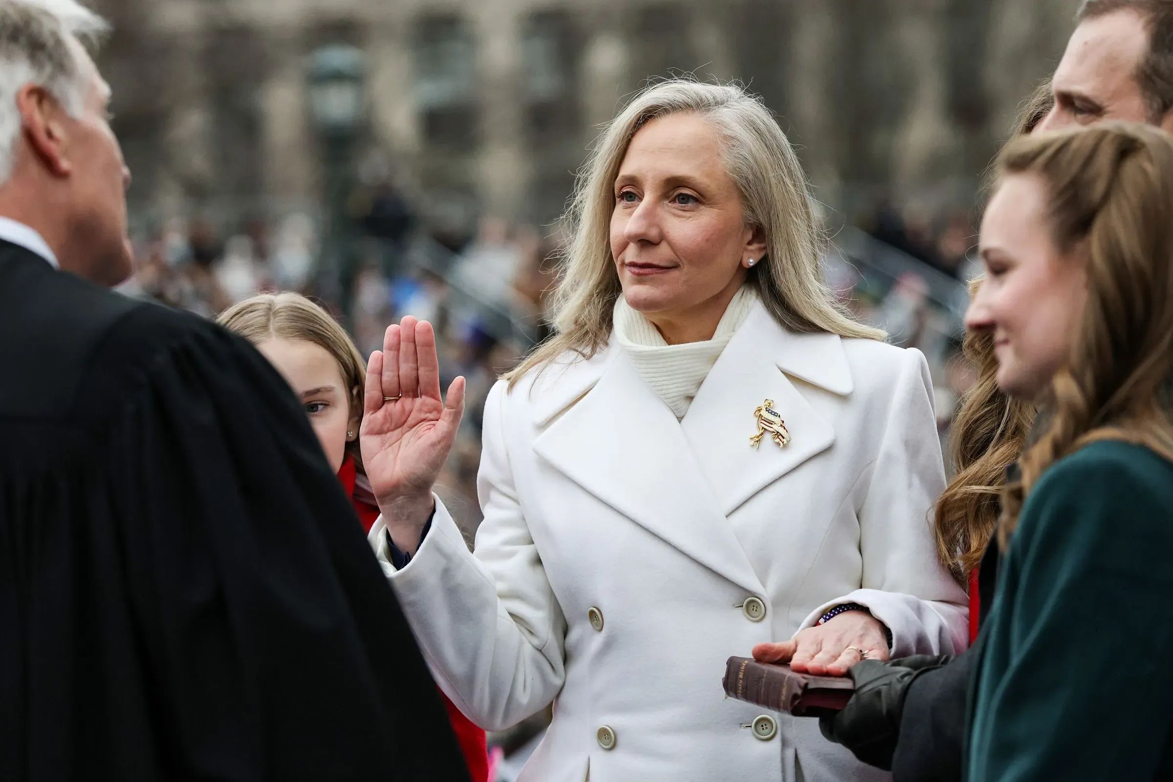 أبيغيل سبانبرغر تؤدي اليمين كأول امرأة حاكمة لولاية فرجينيا، محاطة بأفراد عائلتها، خلال مراسم رسمية في الكابيتول.