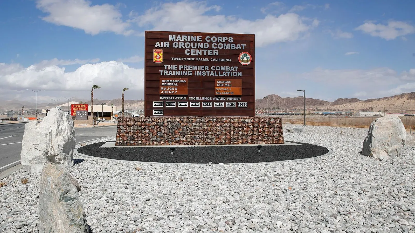 مركز القتال البري الجوي لمشاة البحرية في كاليفورنيا، مع علامة توضح تفاصيل المركز، يبرز دوره كأحد أبرز مواقع التدريب العسكري.