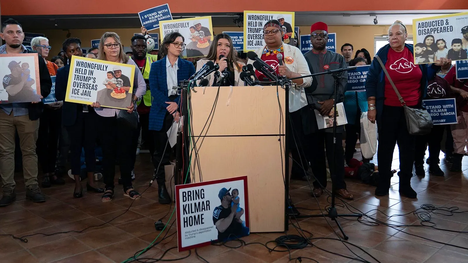 تجمع ناشطون في مؤتمر صحفي لدعم كيلمار أبريغو غارسيا، مع لافتات تطالب بإعادته إلى الوطن، وسط أجواء من التضامن والمطالبة بالعدالة.